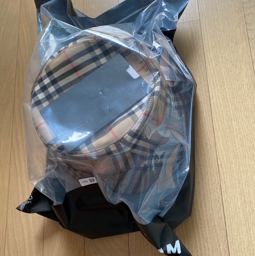 Burberry Vintage Check Technical Cotton Bucket Hat 착용 스타일