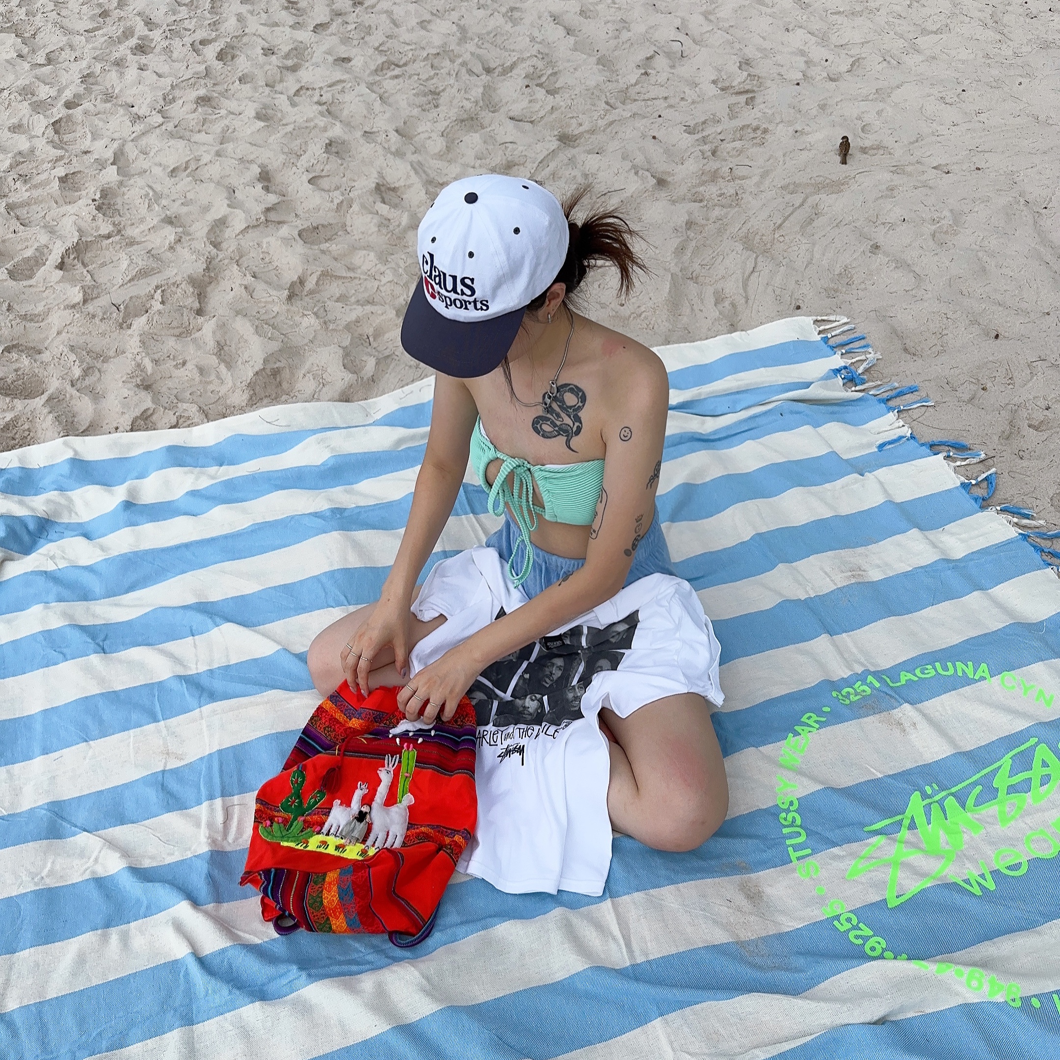 Stussy Surf Dot Beach Blanket Multi 착용 스타일 - 1