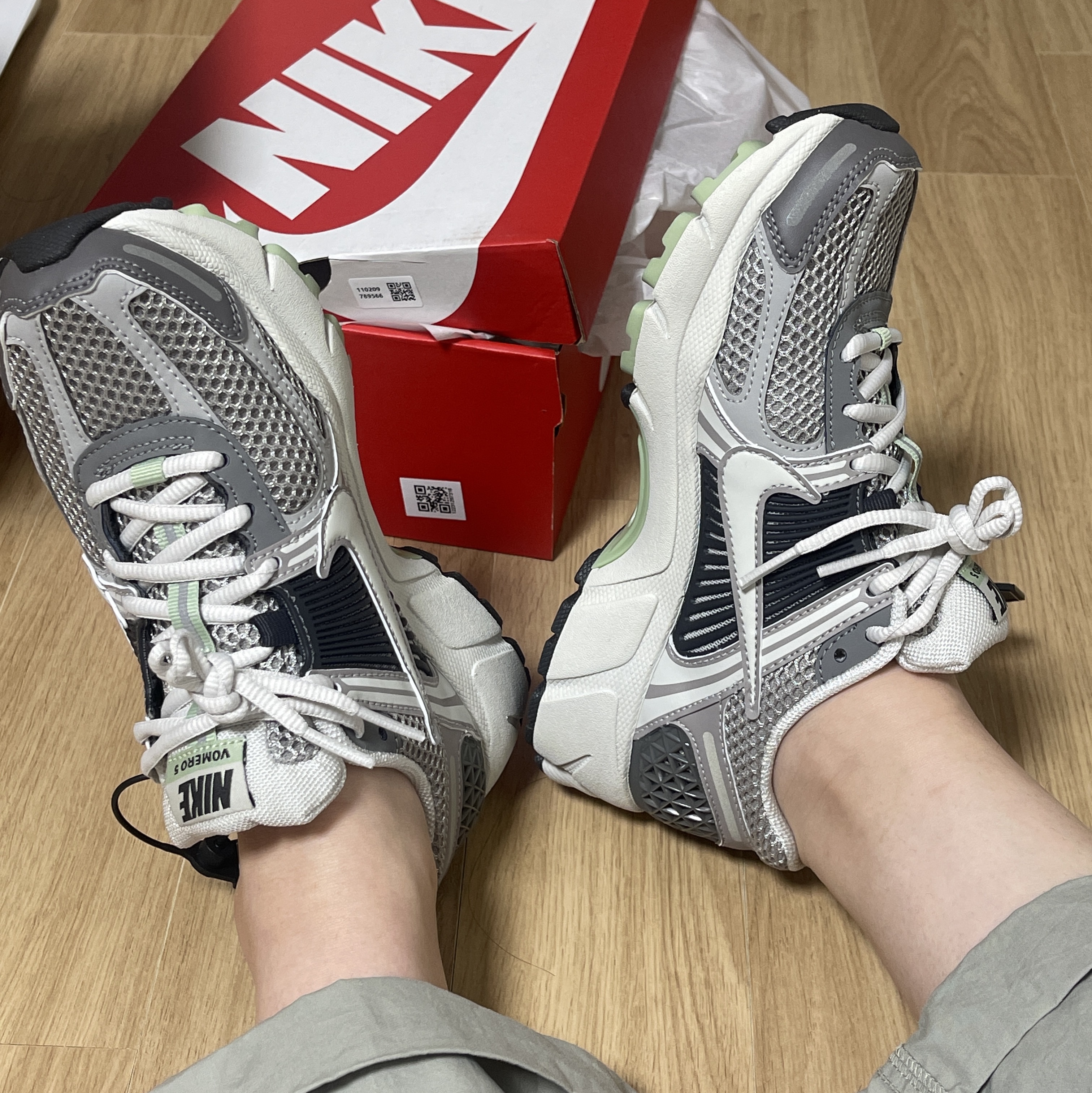 (W) Nike Zoom Vomero 5 Cobblestone and Flat Pewter 착용 스타일