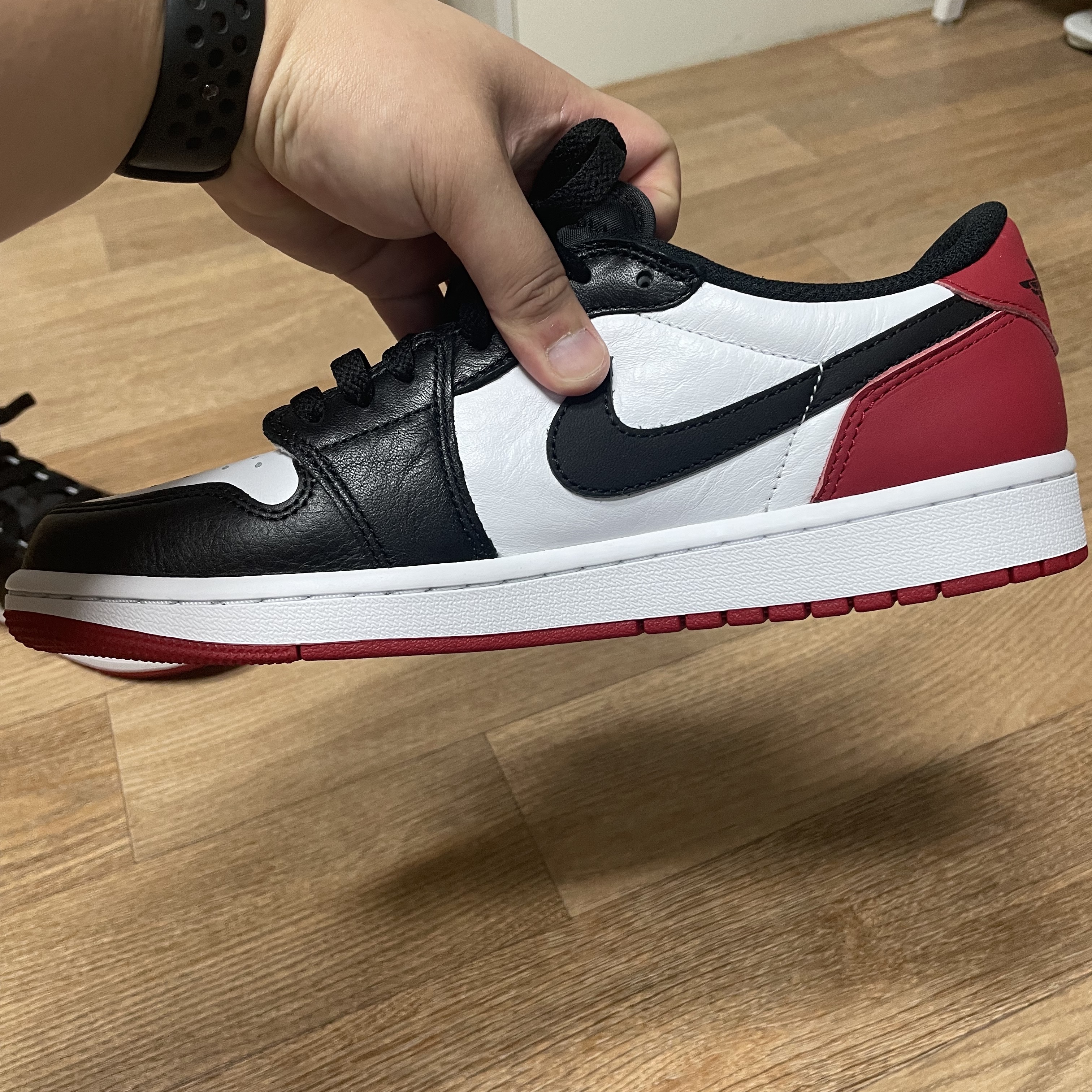 Jordan 1 Retro Low OG Black Toe 착용 스타일 - 3
