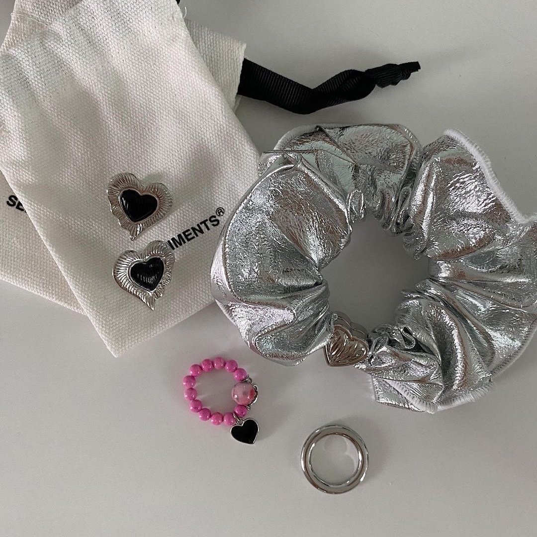 [KREAM 단독] Sentiments No.370 Star Hair Scrunchy Silver 착용 스타일