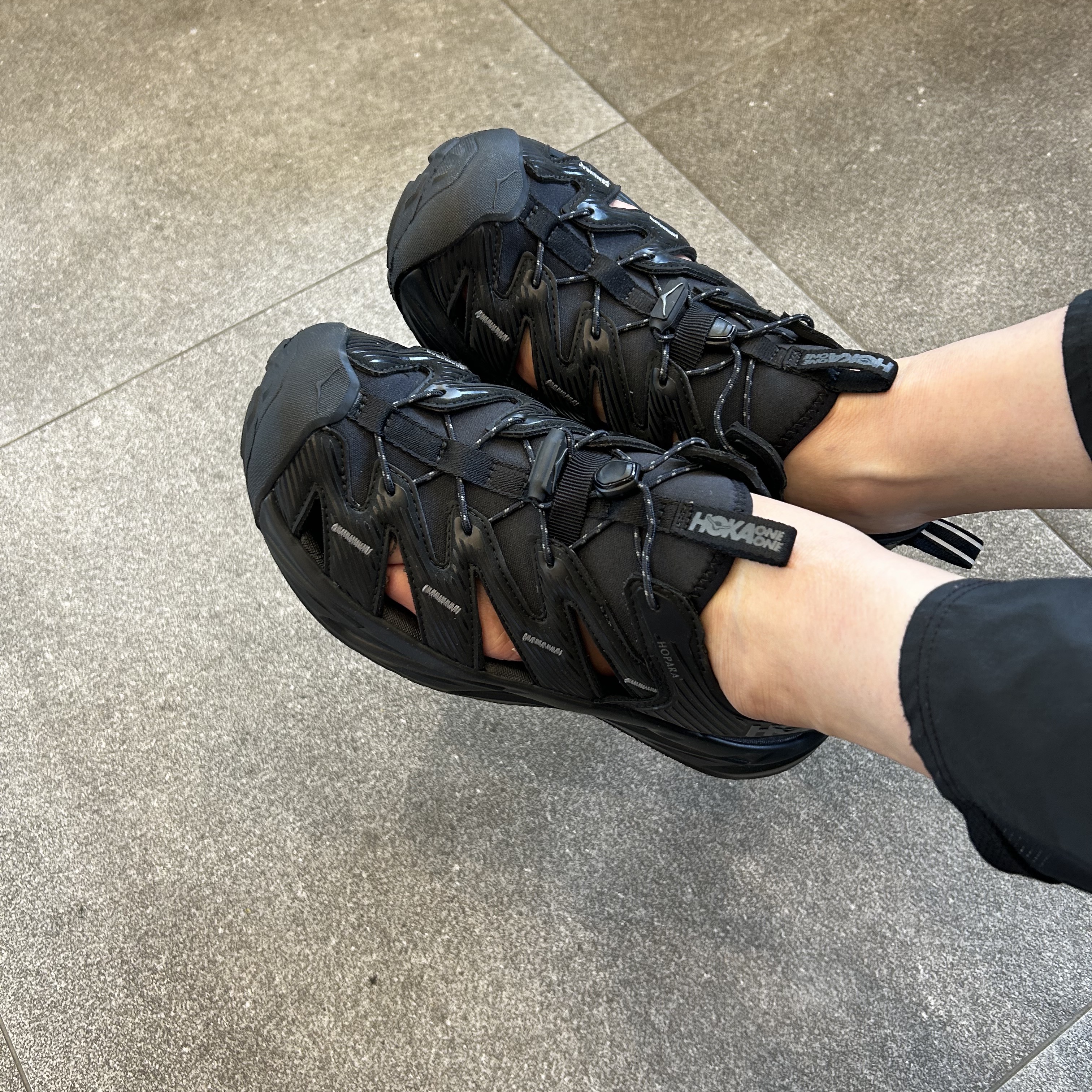 Hoka Hopara Black 착용 스타일