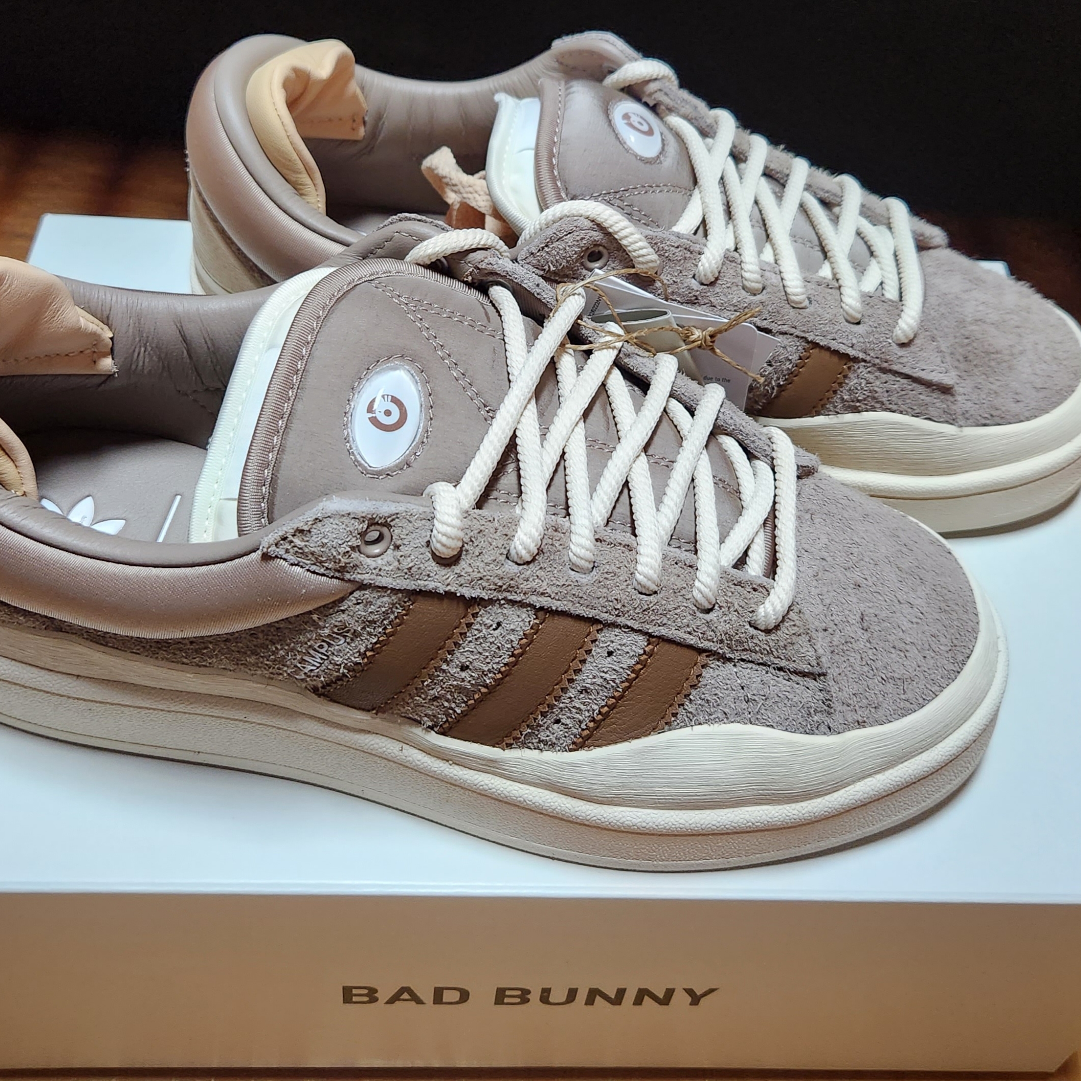Adidas x Bad Bunny Campus Supplier Color White 착용 스타일 - 2