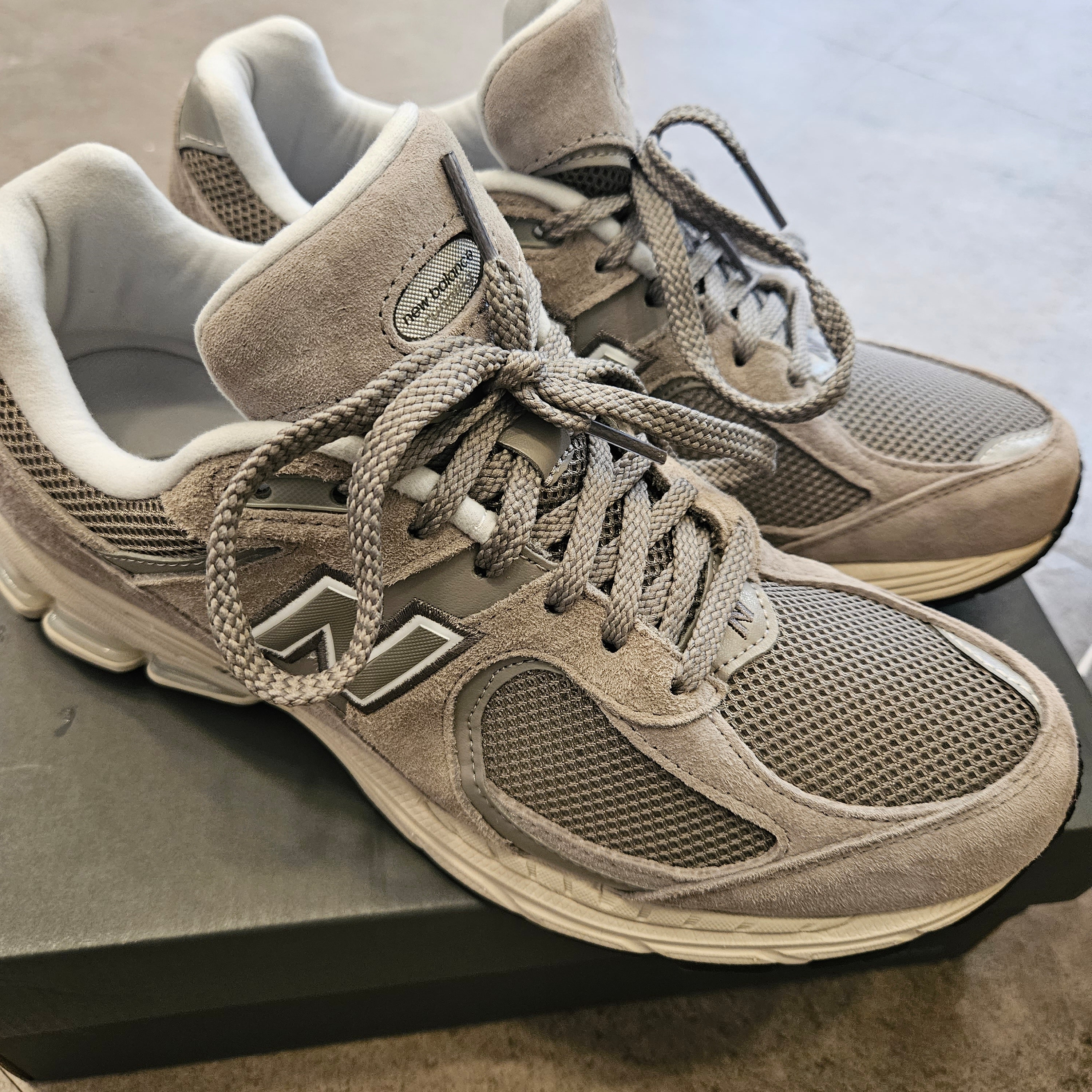 New Balance 2002R Grey 착용 스타일