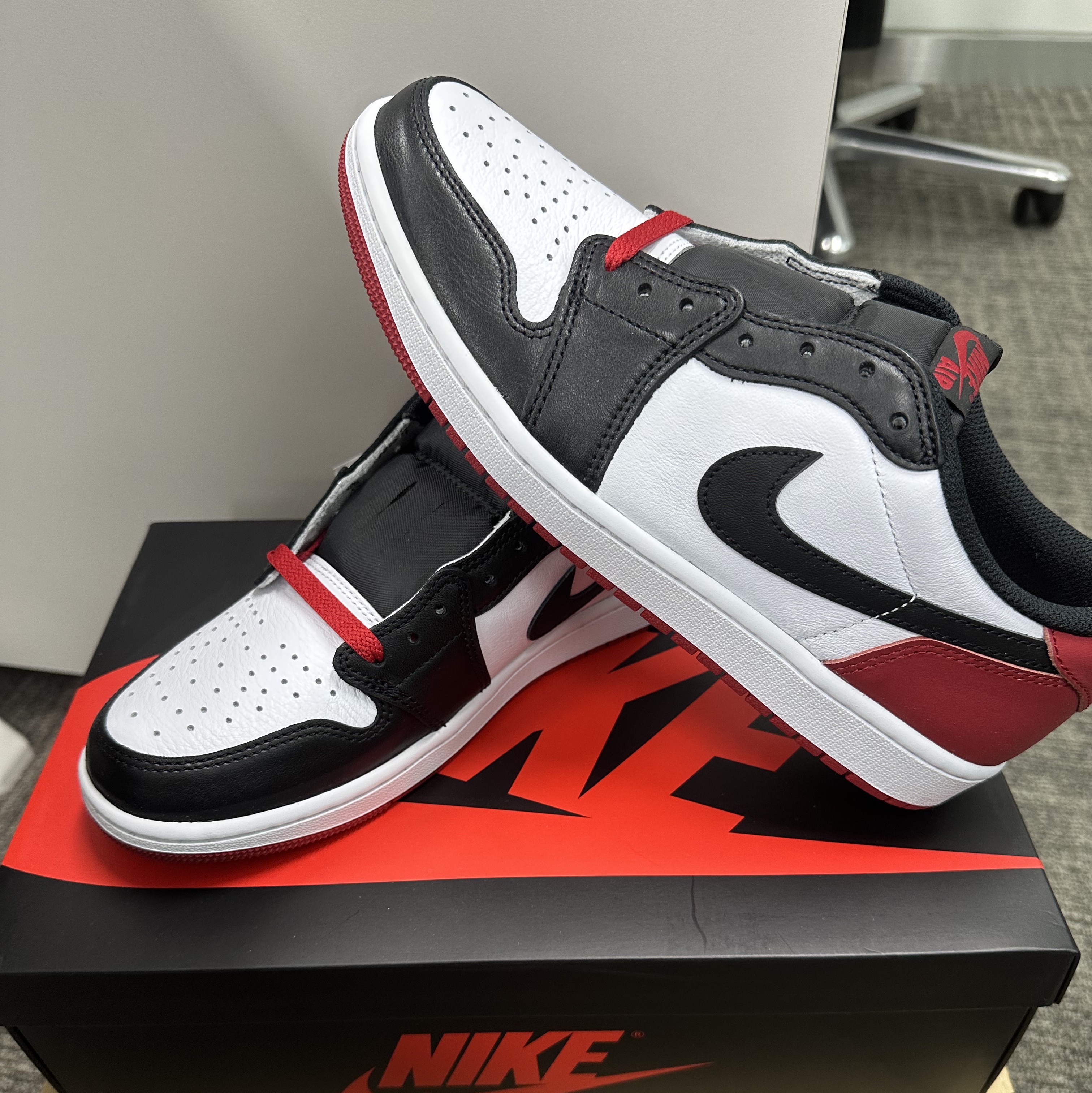 Jordan 1 Retro Low OG Black Toe 착용 스타일 - 1