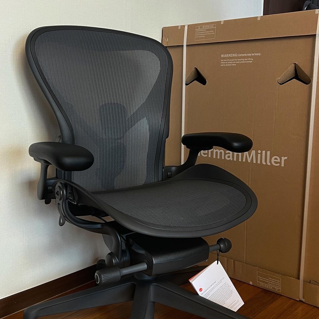 [헤드레스트 증정][20% 쿠폰] Herman Miller New Aeron Chair Full Option Graphite 착용 스타일