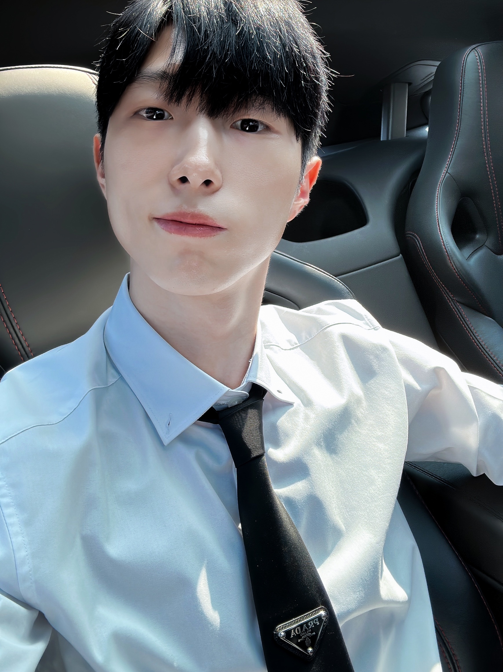 Prada Re-Nylon Gabardine Tie Black 착용 스타일