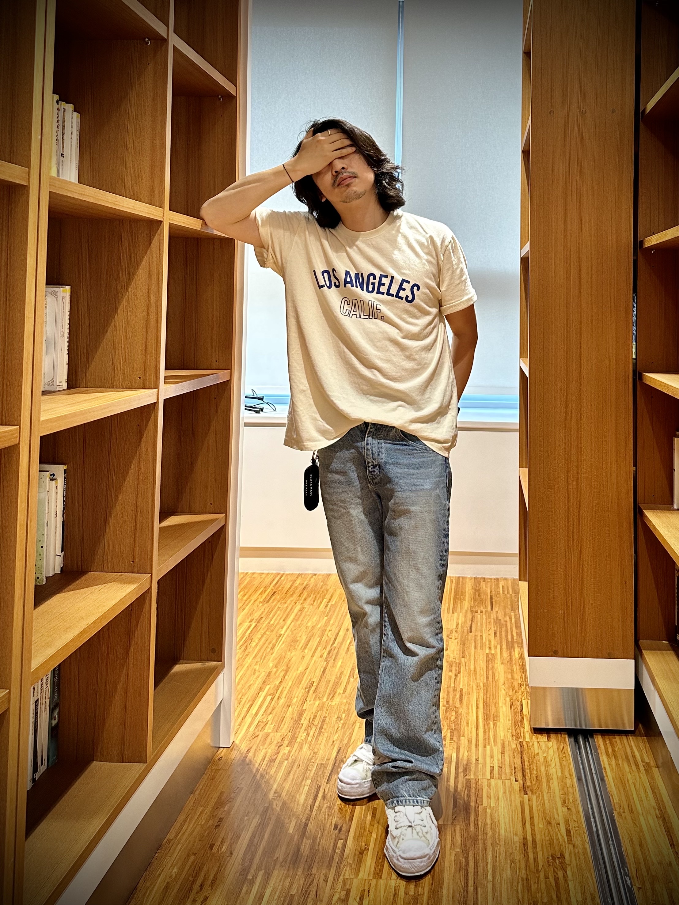Maison Mihara Yasuhiro Hank OG Sole Chenille Low-top Sneakers White, COS Quilted Oversized Shoulder Bag Black 착용 스타일 - 3