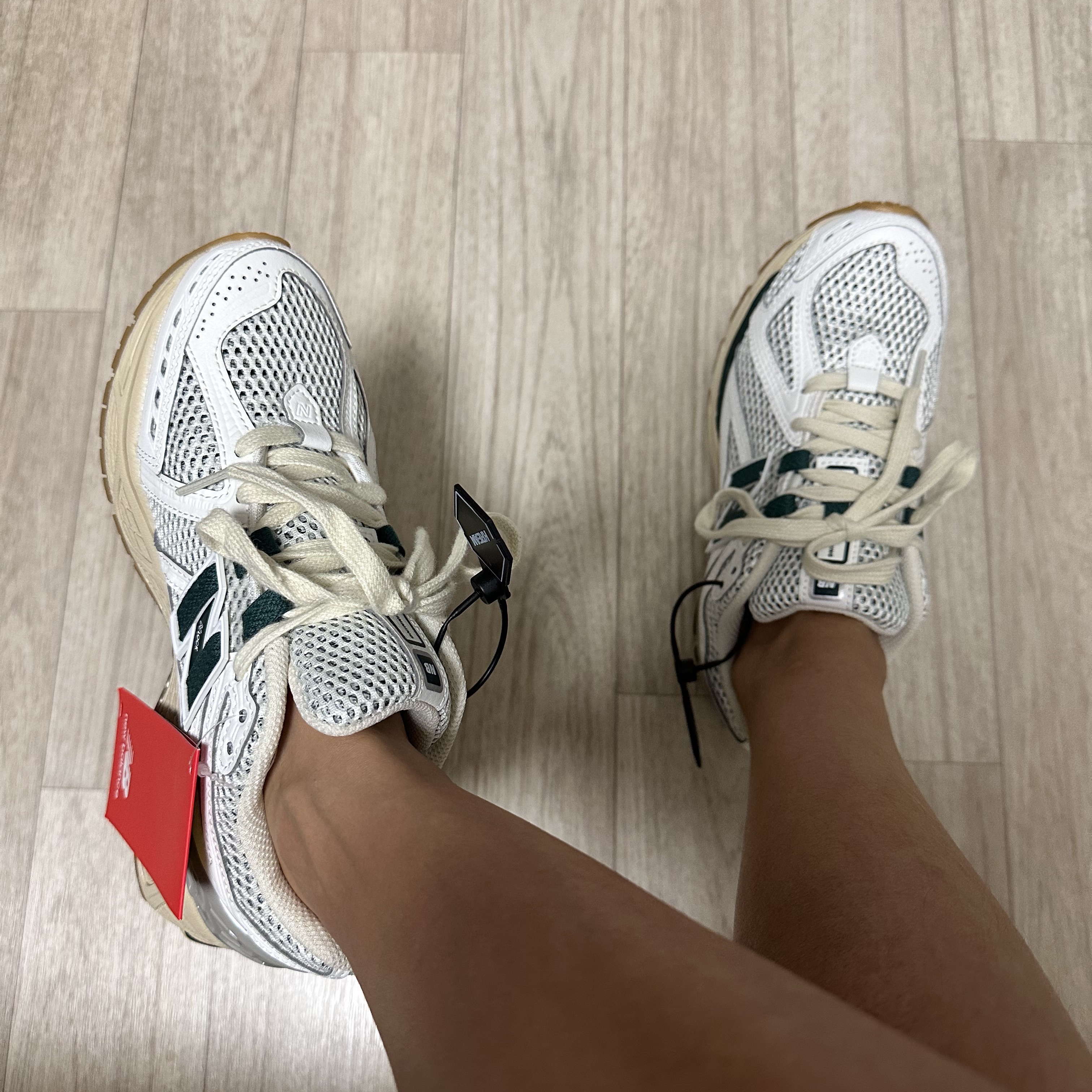 New Balance 1906R Silver Green 착용 스타일