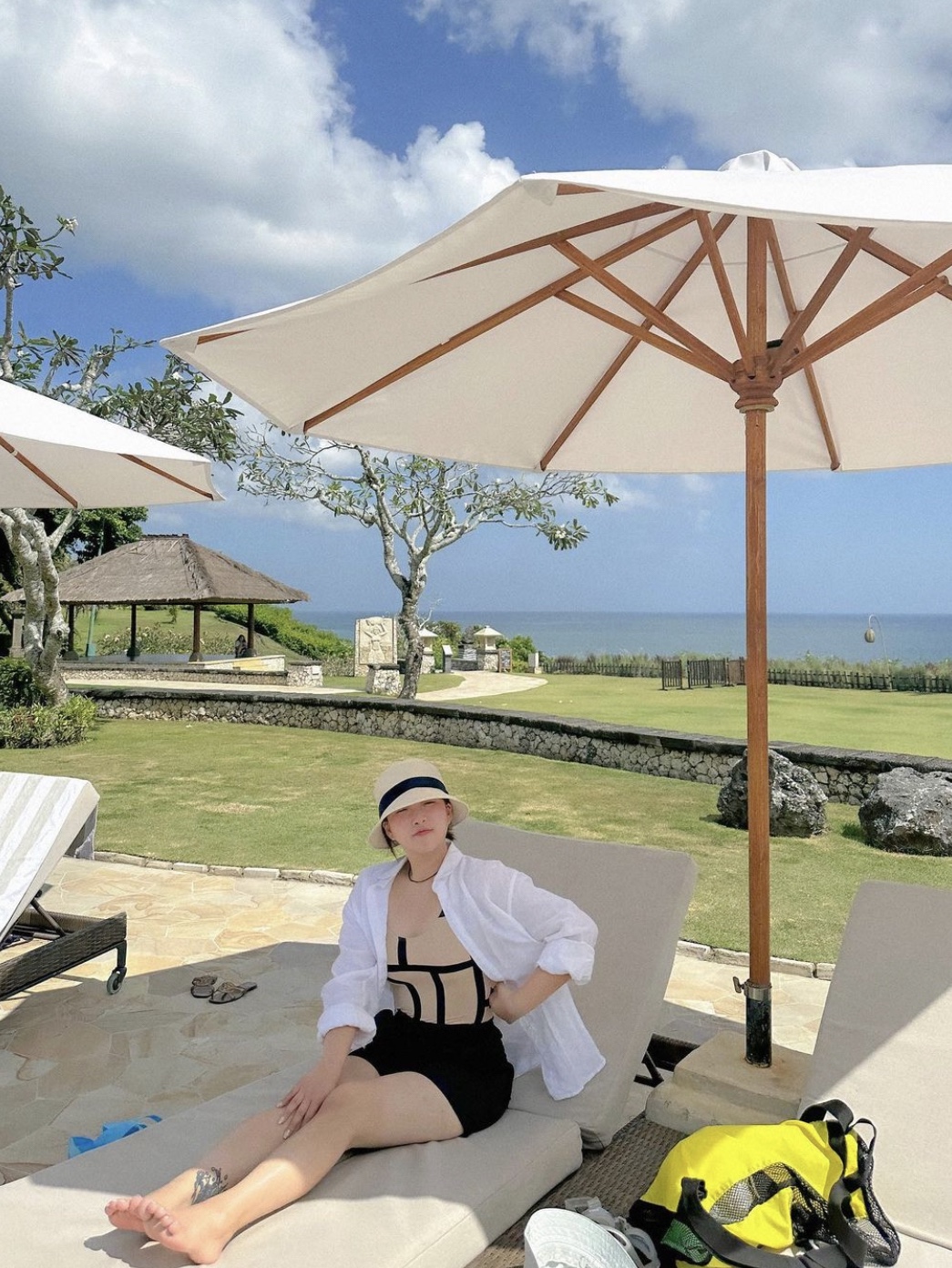 (W) Toteme Monogram Swimsuit Black, (W) Toteme Monogram Swimsuit Sand 착용 스타일
