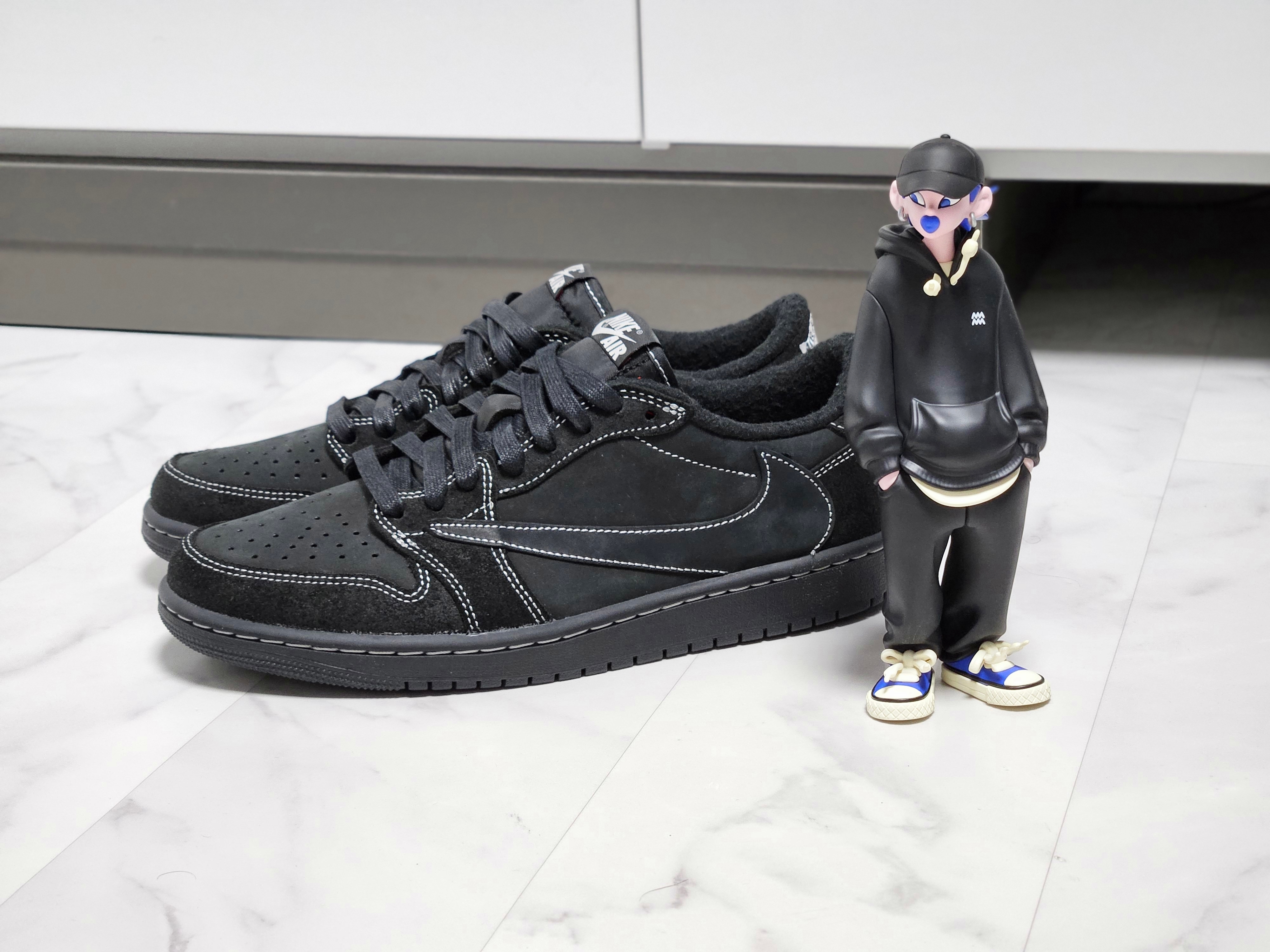 Jordan 1 x Travis Scott Retro Low OG SP Black Phantom 착용 스타일 - 4