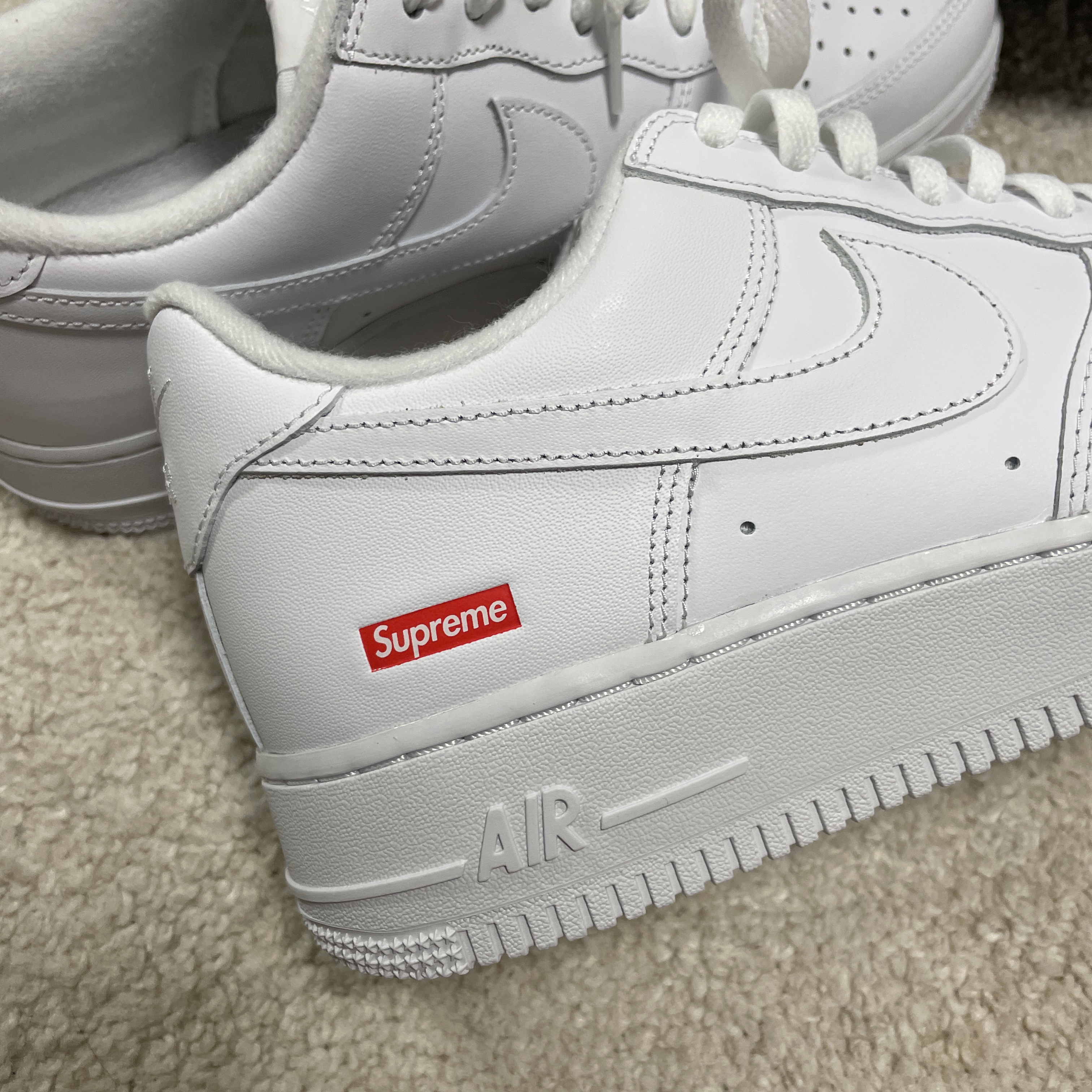 Nike x Supreme Air Force 1 Low White 착용 스타일 - 2