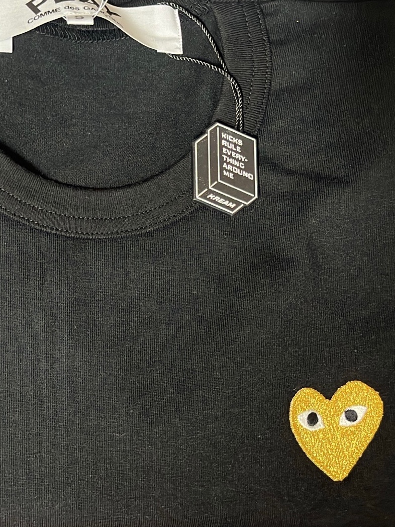 Play Comme des Garcons Gold Heart T-Shirt Black 착용 스타일