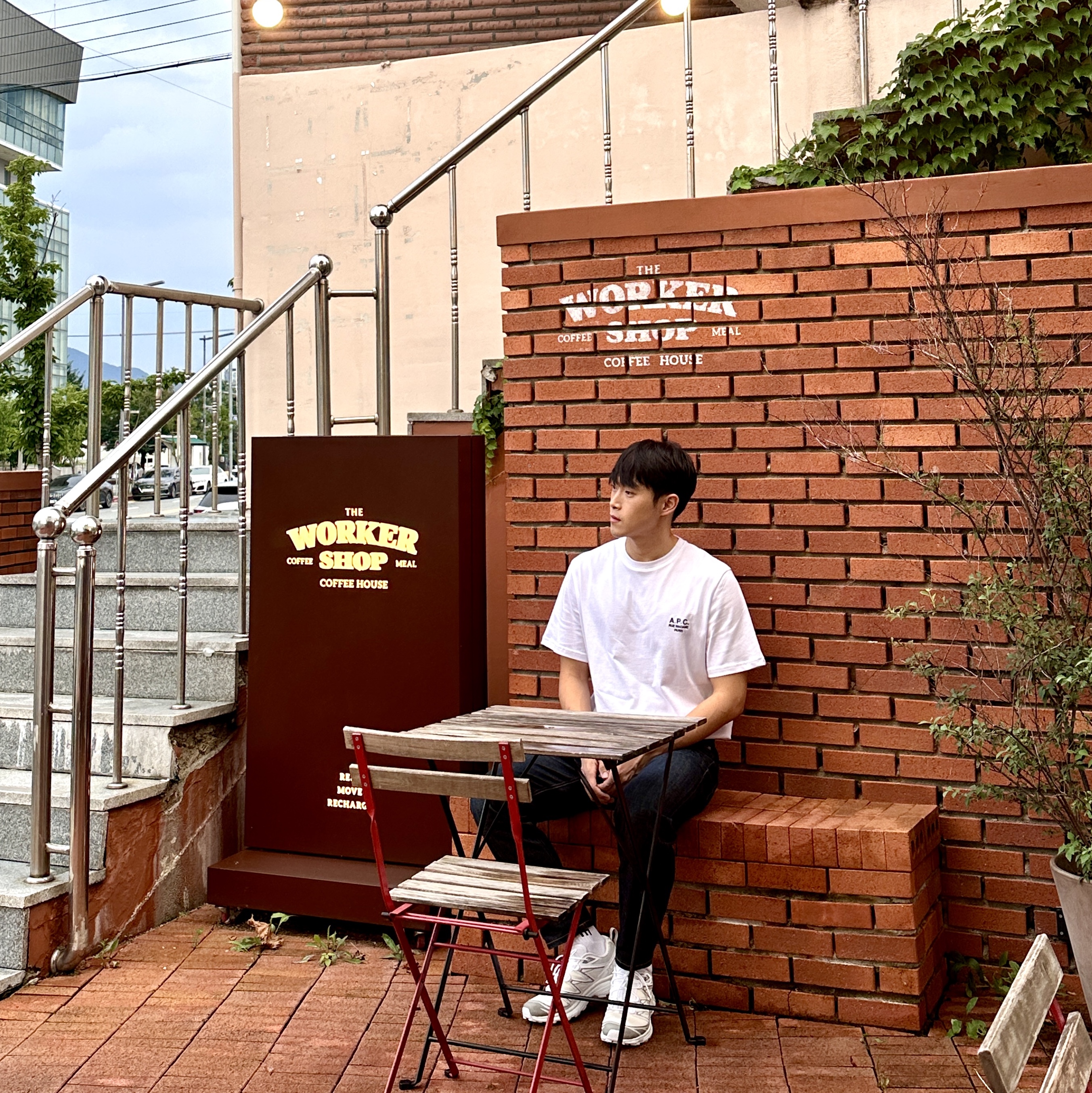 A.P.C. Raymond T-Shirt White 착용 스타일
