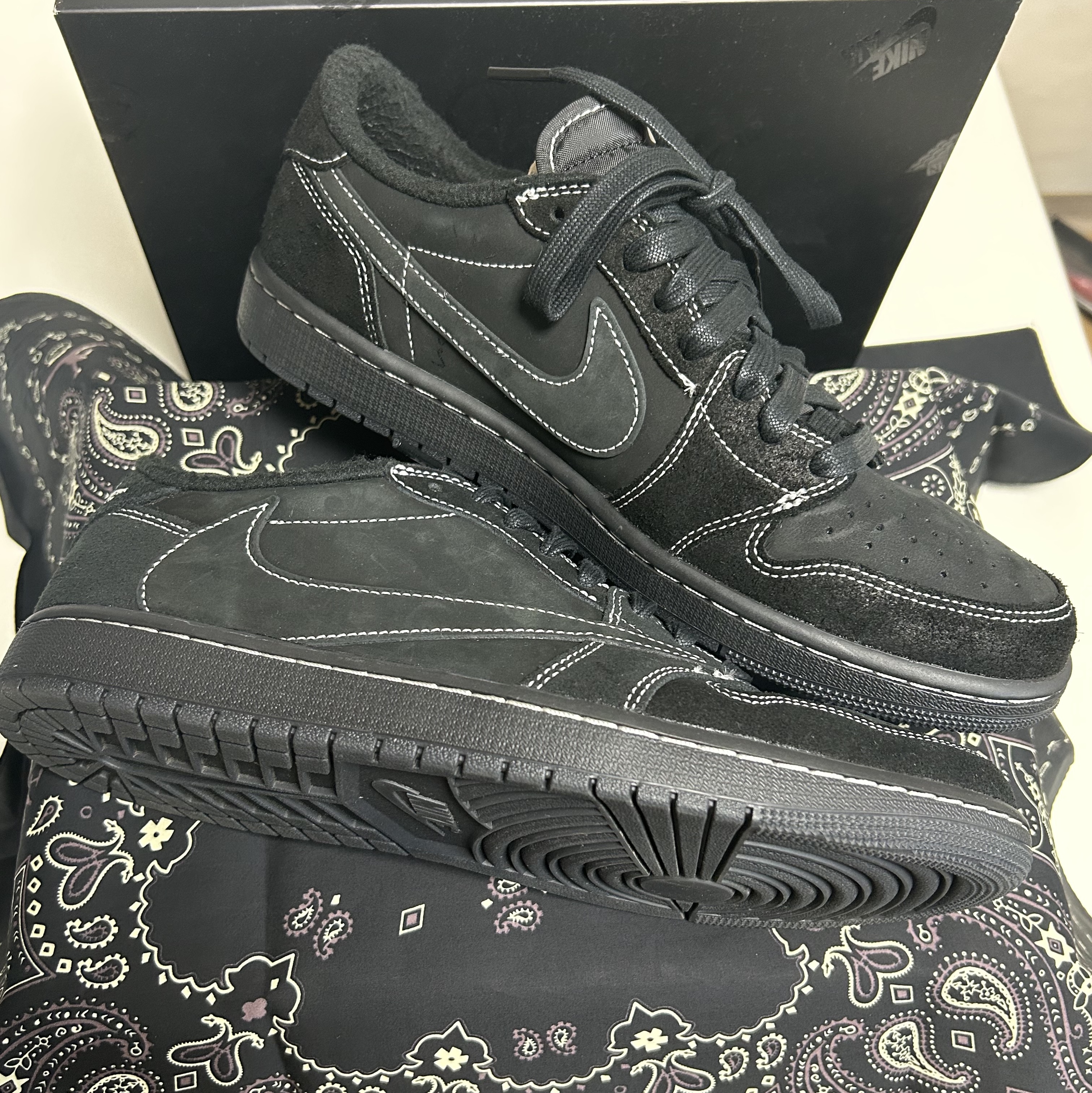 Jordan 1 x Travis Scott Retro Low OG SP Black Phantom 착용 스타일