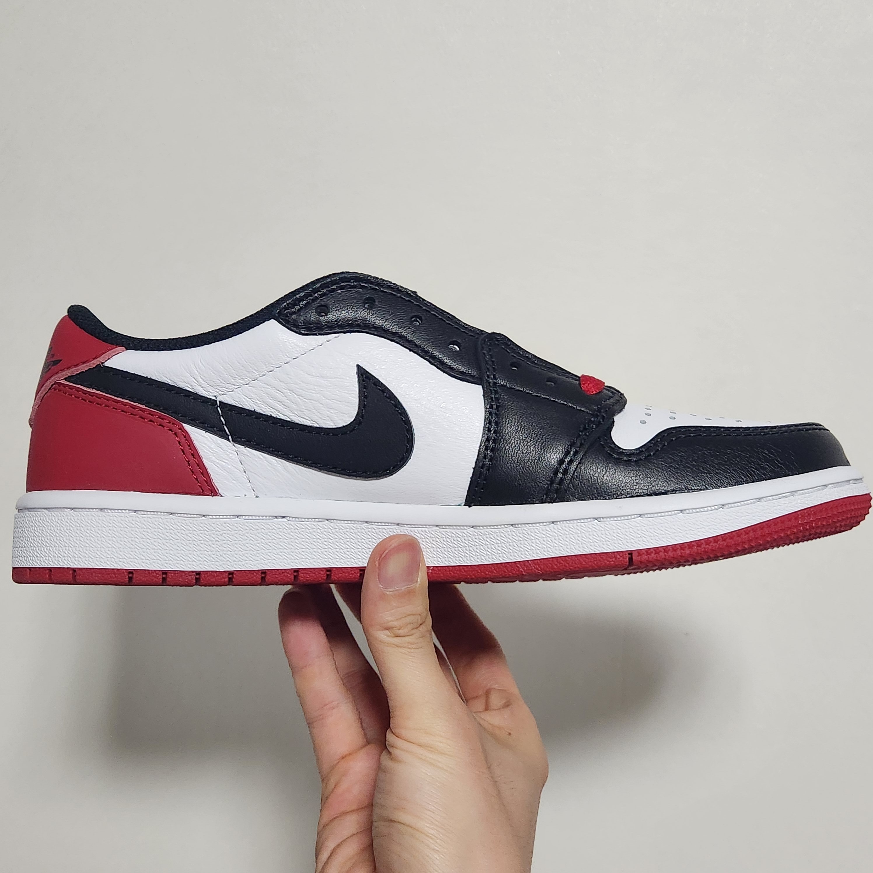Jordan 1 Retro Low OG Black Toe 착용 스타일 - 5