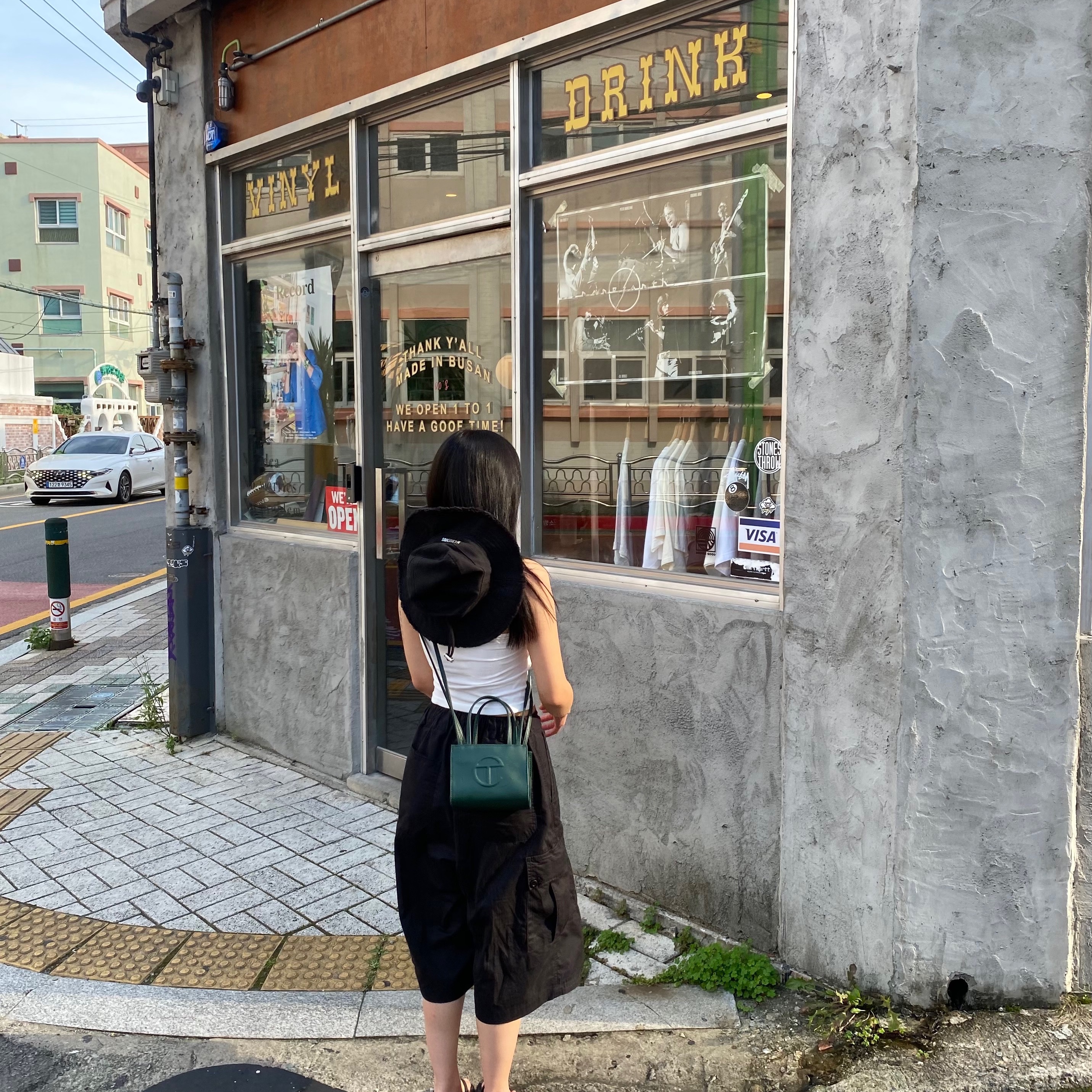 Jacquemus Le Bob Artichaut Bucket Hat Black, Telfar Small Shopping Bag Dark Olive 착용 스타일 - 1