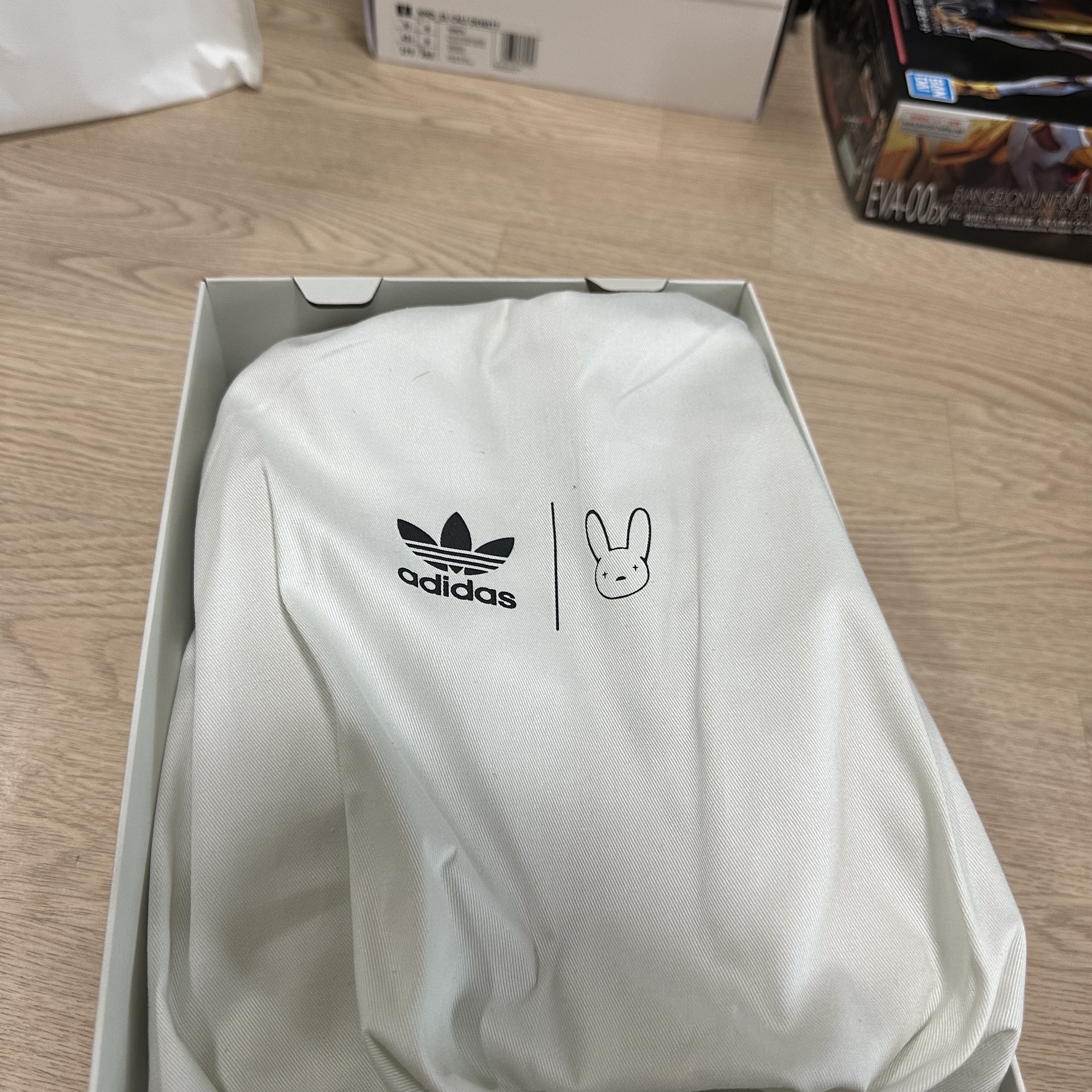 Adidas x Bad Bunny Campus Supplier Color White 착용 스타일 - 5