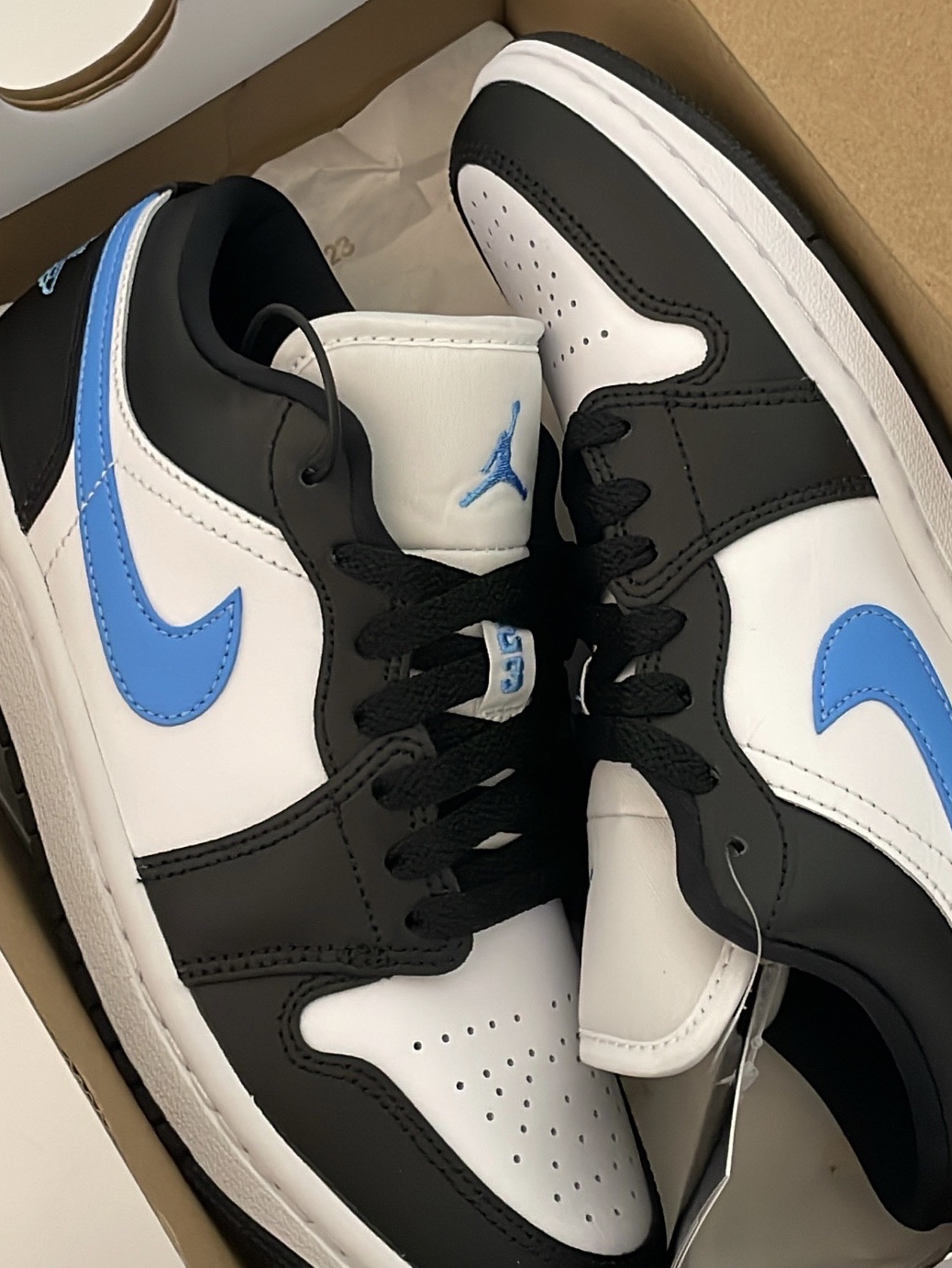 (W) Jordan 1 Low Black University Blue, (W) Nike Air Force 1 '07 Next Nature White University Blue 착용 스타일 - 1