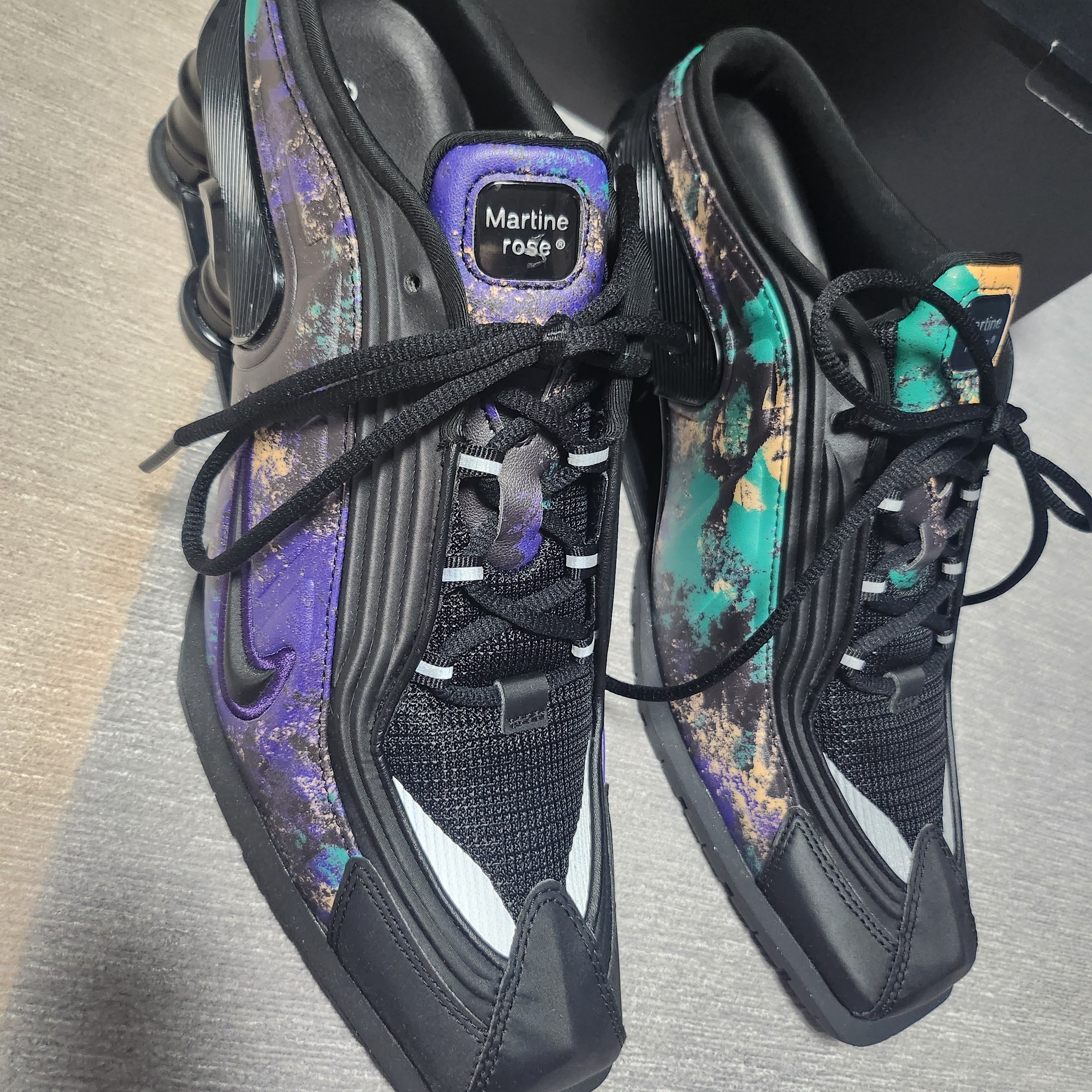 Nike x Martine Rose Shox MR4 Black Multi 착용 스타일 - 1