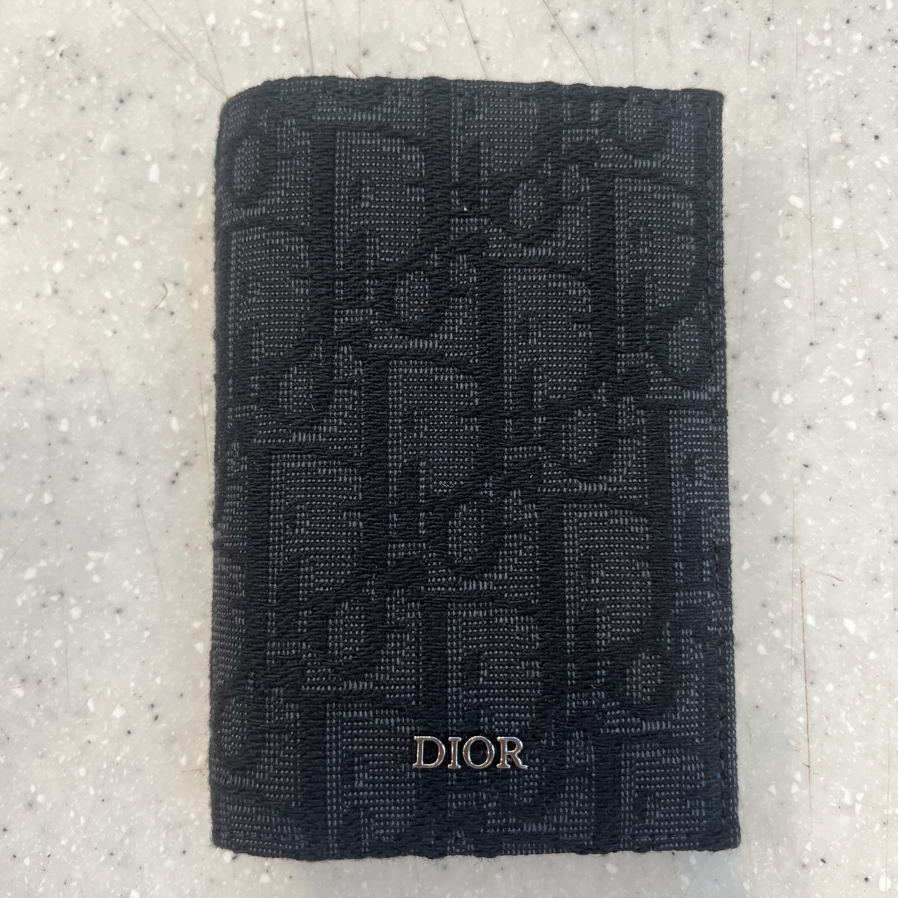 Dior Bi-Fold Card Holder Black Dior Oblique Jacquard 착용 스타일