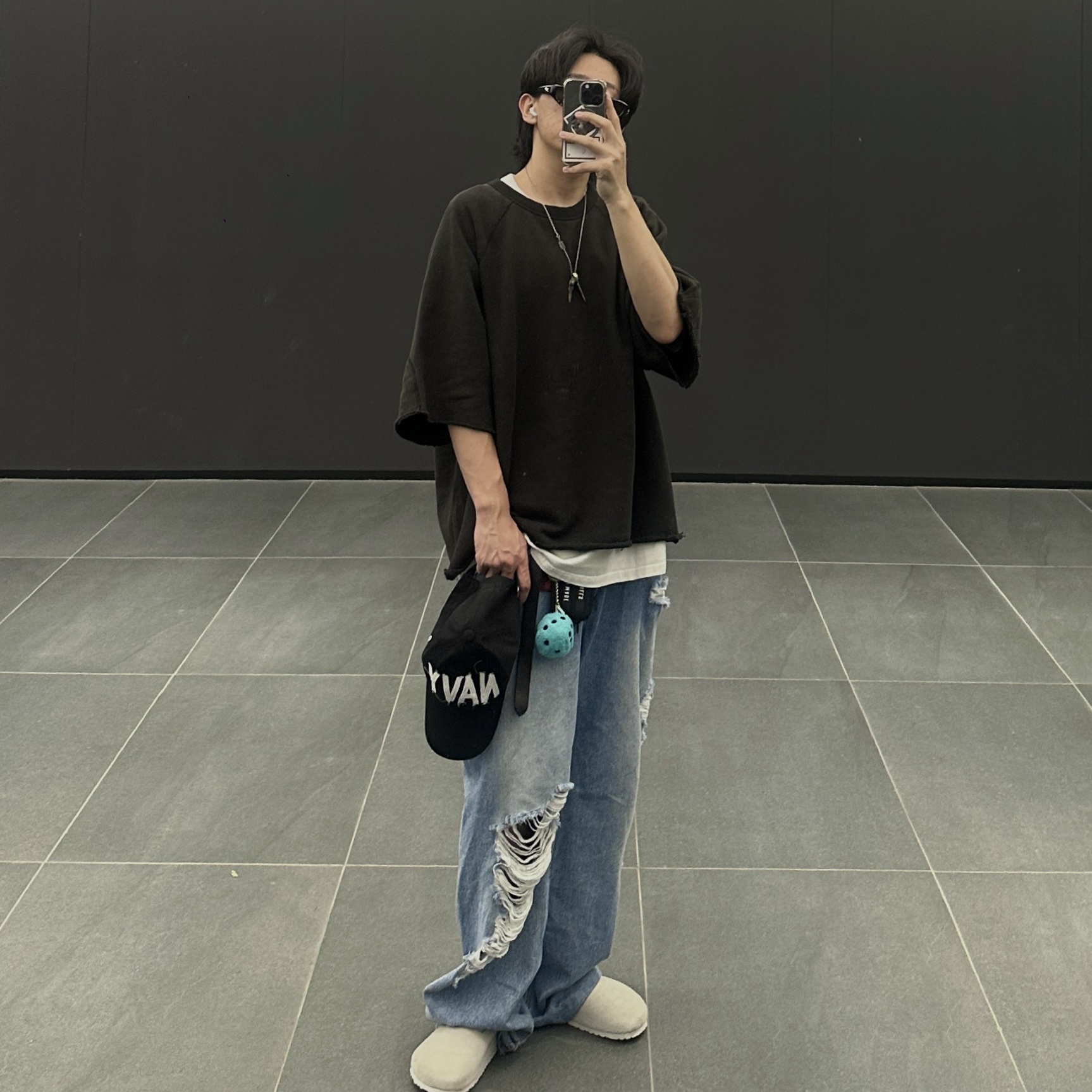 Stussy Fuzzy Dice Keychain Teal, Human Made Military Card Case Black 착용 스타일 - 1