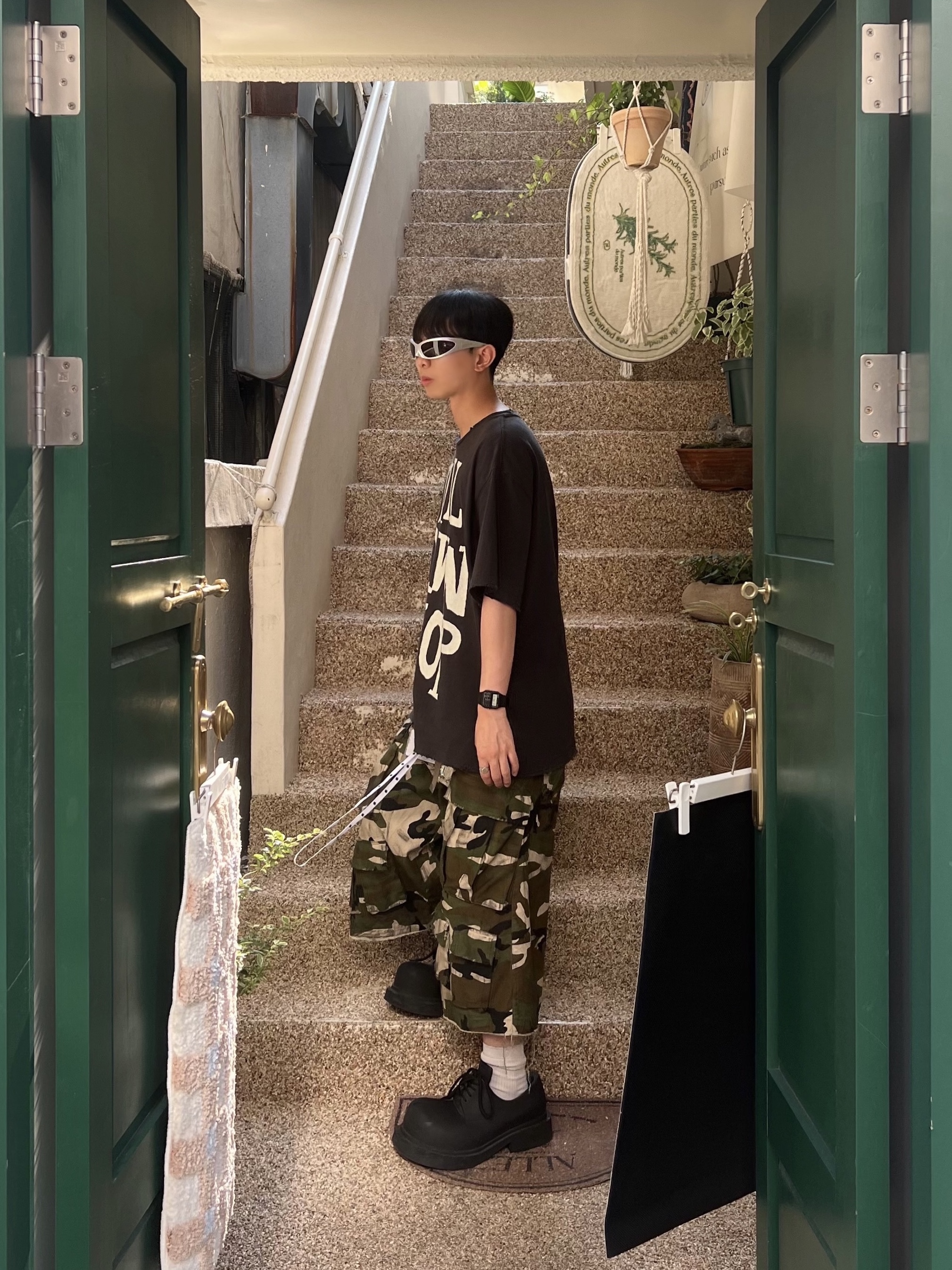 Balenciaga Steroid Derby Black, Nos Couleurs Distressed Cargo Shorts Camo 착용 스타일 - 4