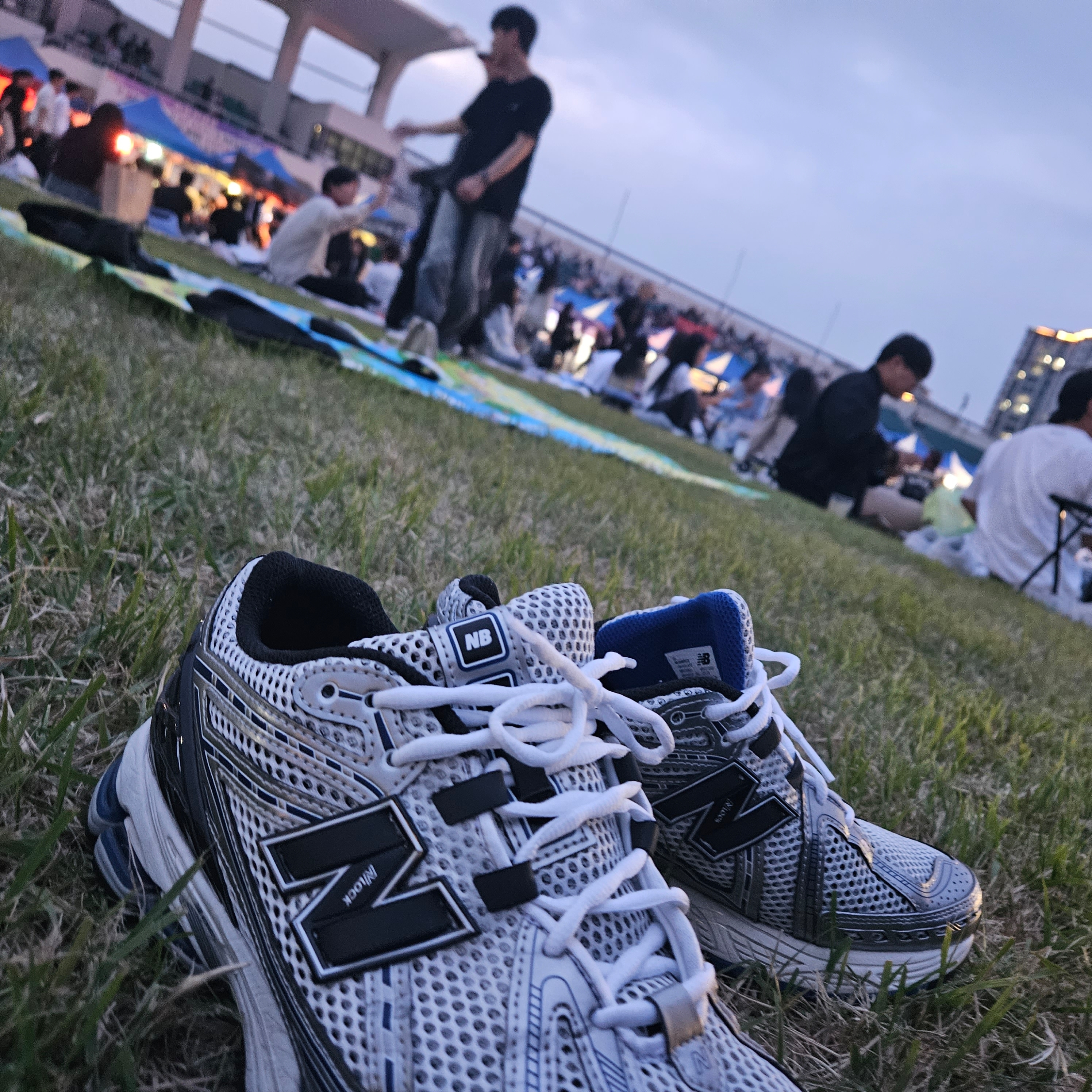 New Balance 1906R Silver Metallic 착용 스타일