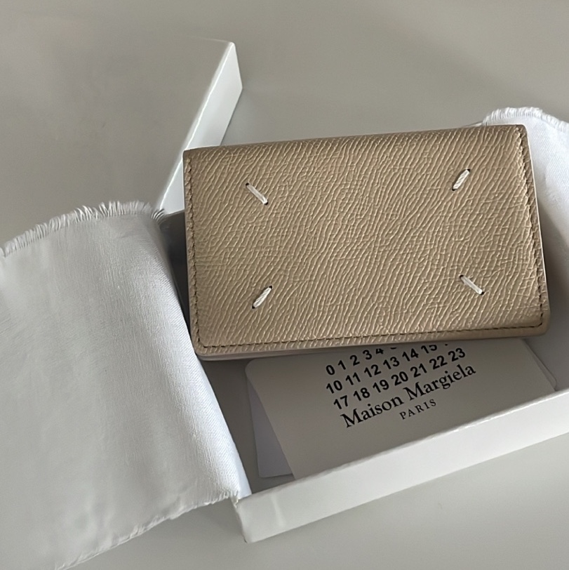 Maison Margiela Leather Business Card Holder Beige 착용 스타일