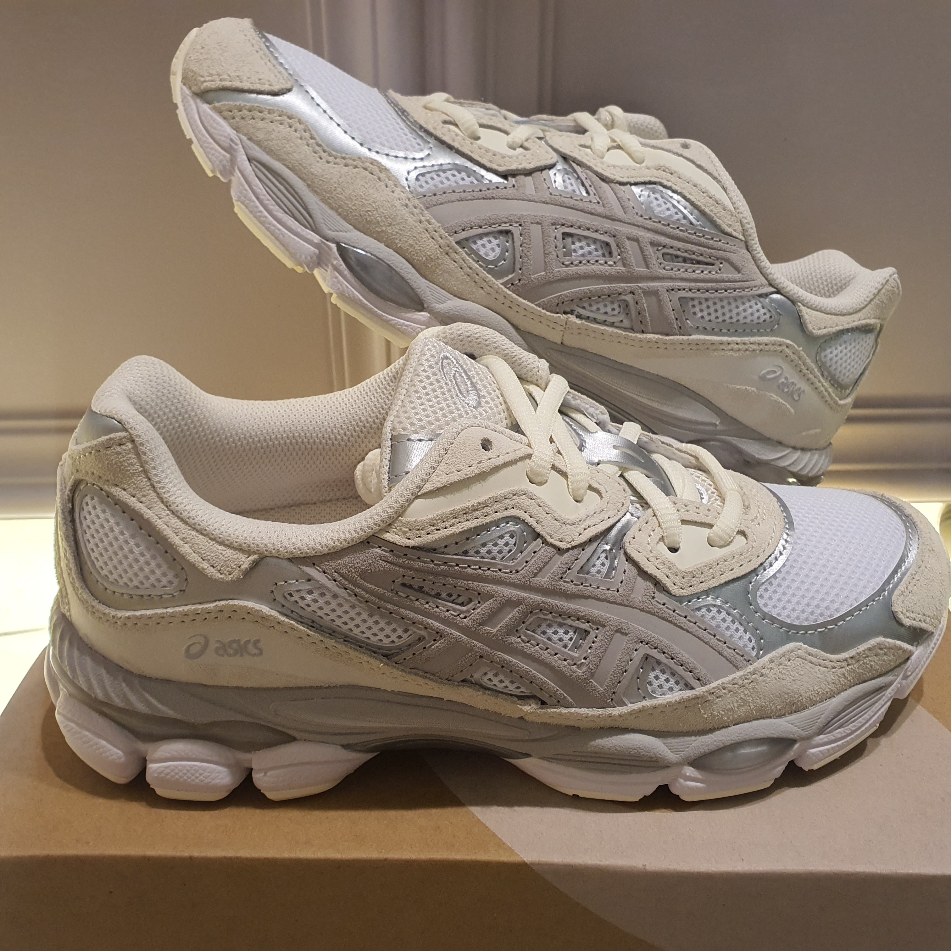 Asics Gel-NYC White Oyster Grey, Asics Gel-NYC Concrete Oatmeal 착용 스타일 - 1