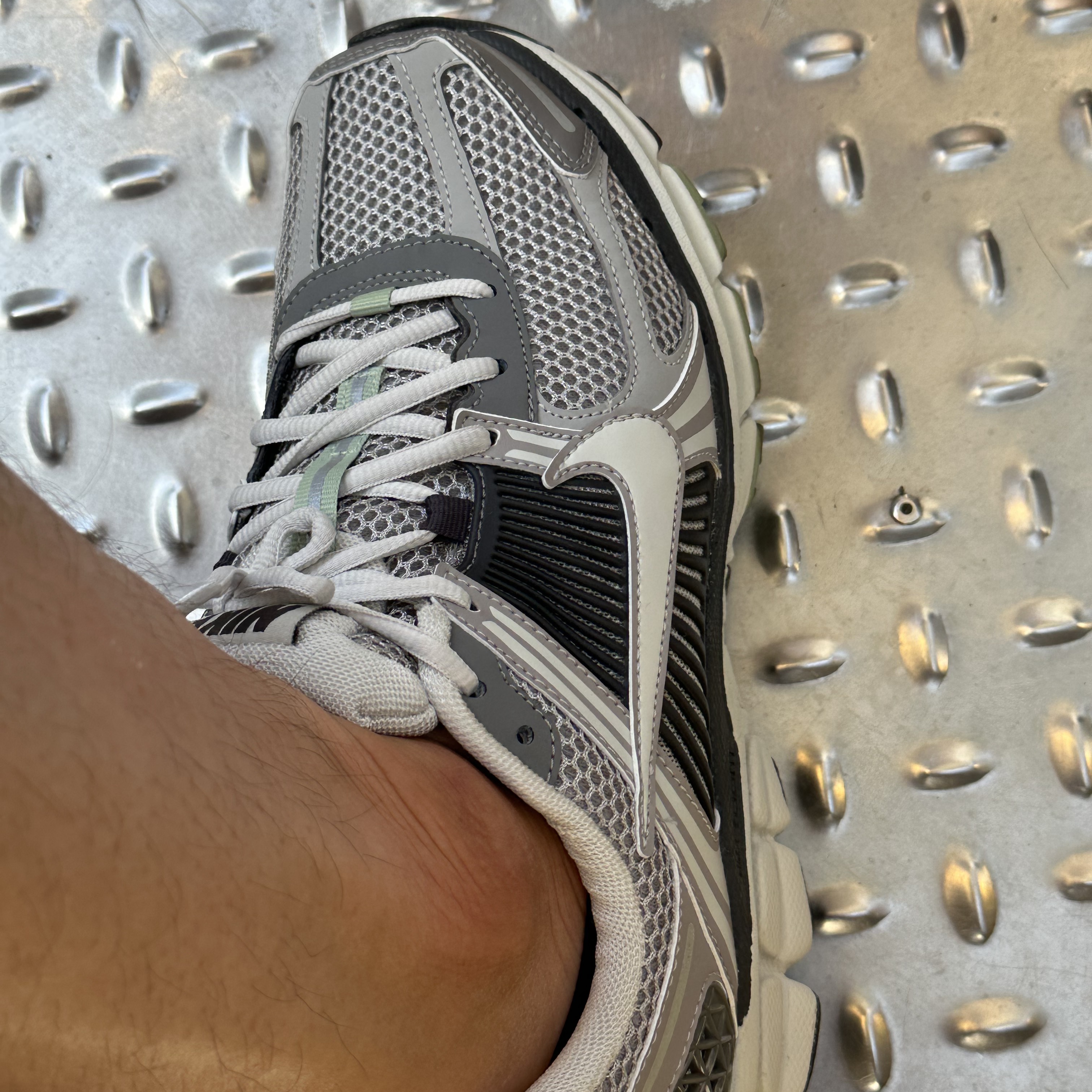 (W) Nike Zoom Vomero 5 Cobblestone and Flat Pewter 착용 스타일 - 2