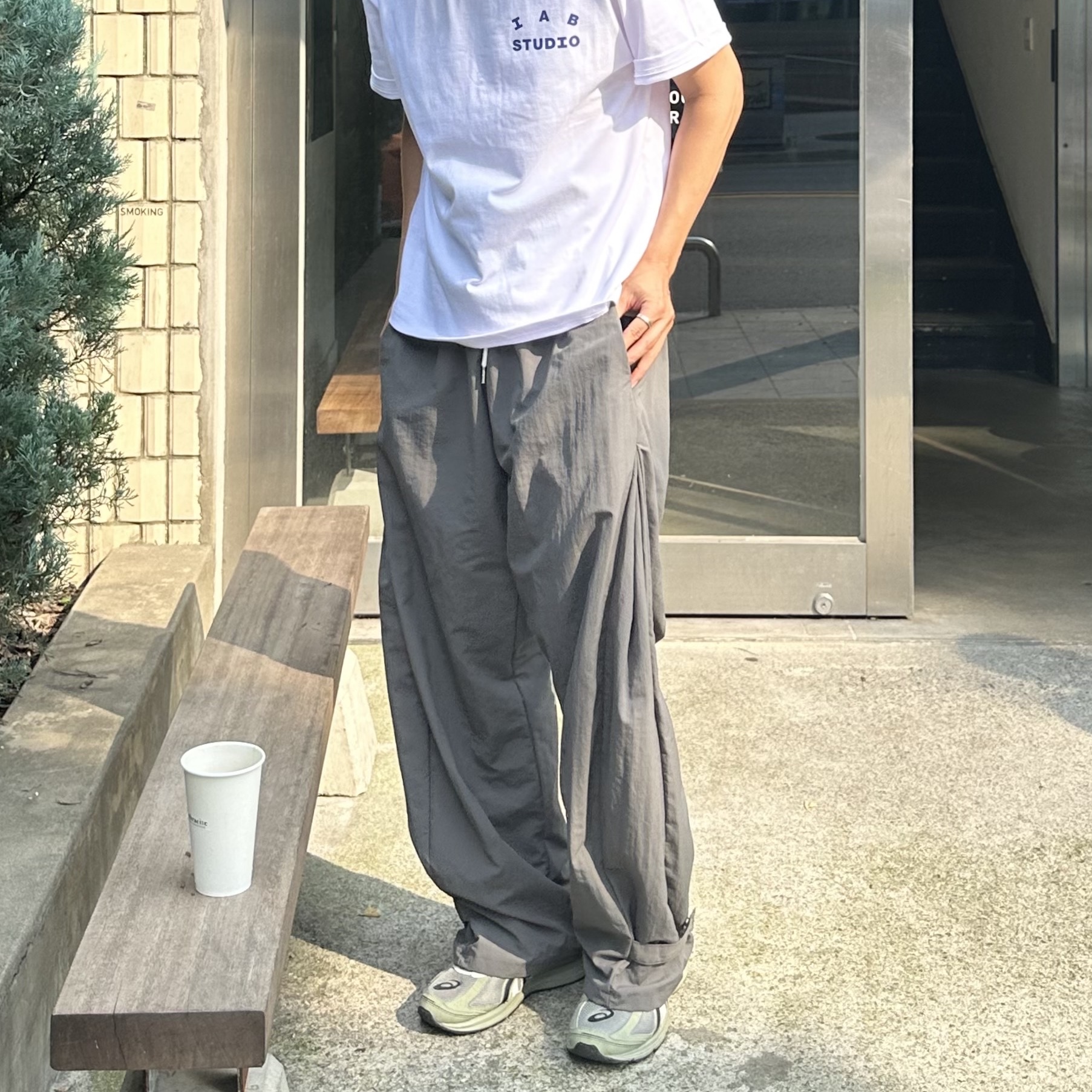 IAB Studio T-Shirt White Navy - 22FW, Asics Jog 100 S Sheet Rock - 2E Wide 착용 스타일 - 1