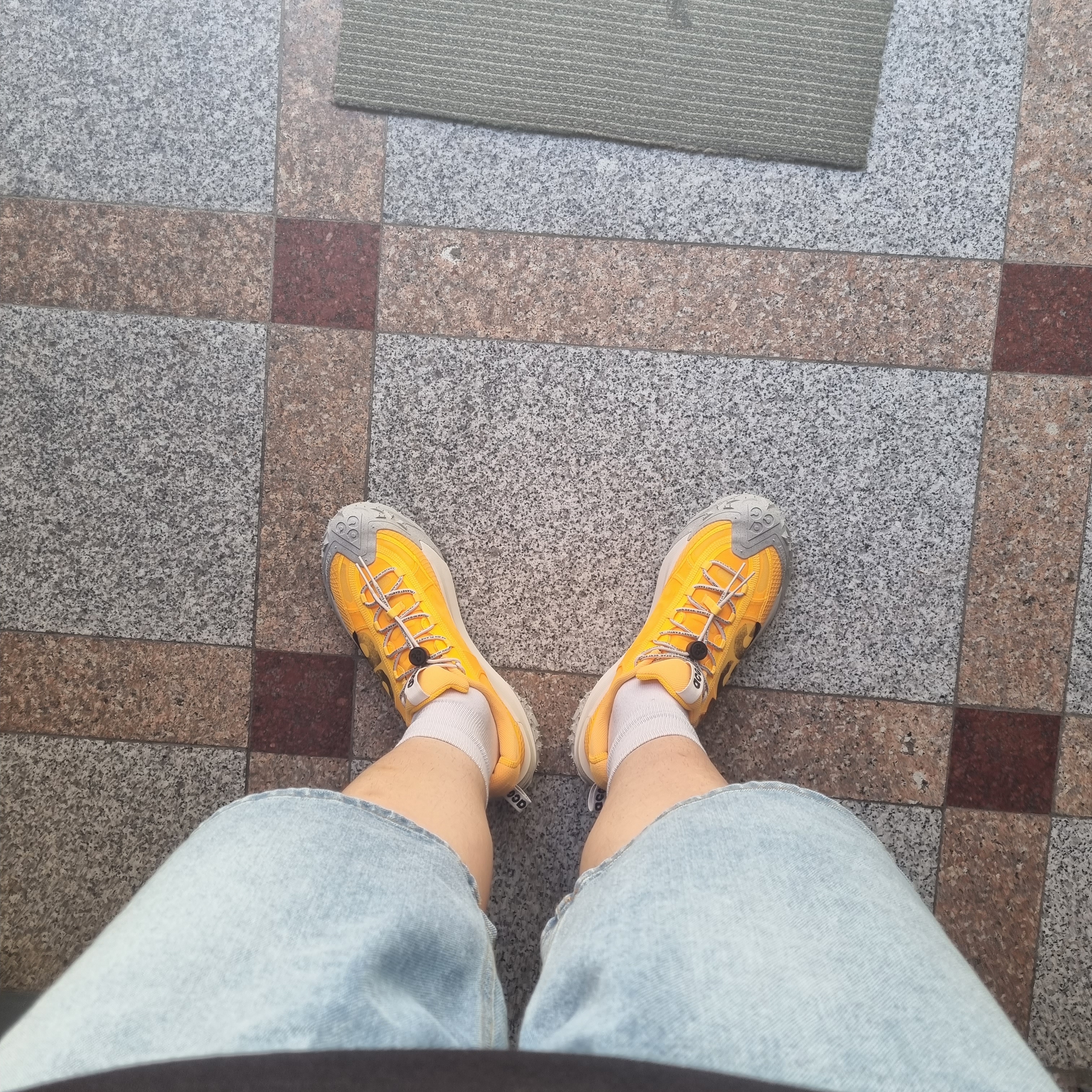 Nike ACG Mountain Fly 2 Low Laser Orange 착용 스타일