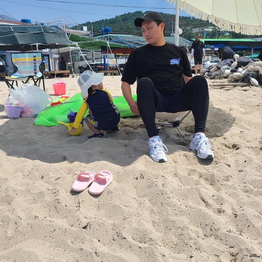 Stussy Soda Can T-Shirt Black, New Balance 530 White 착용 스타일