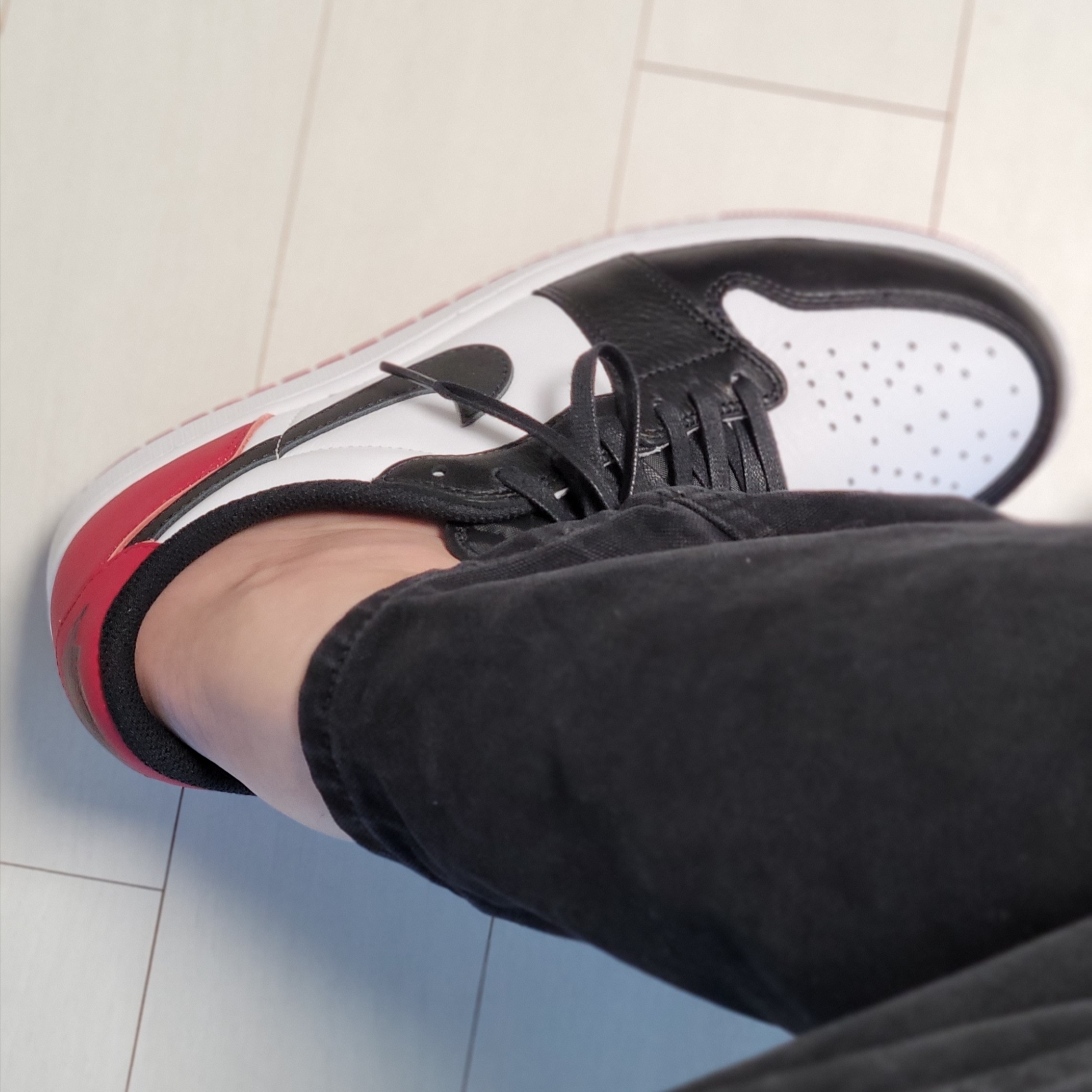 Jordan 1 Retro Low OG Black Toe 착용 스타일 - 3