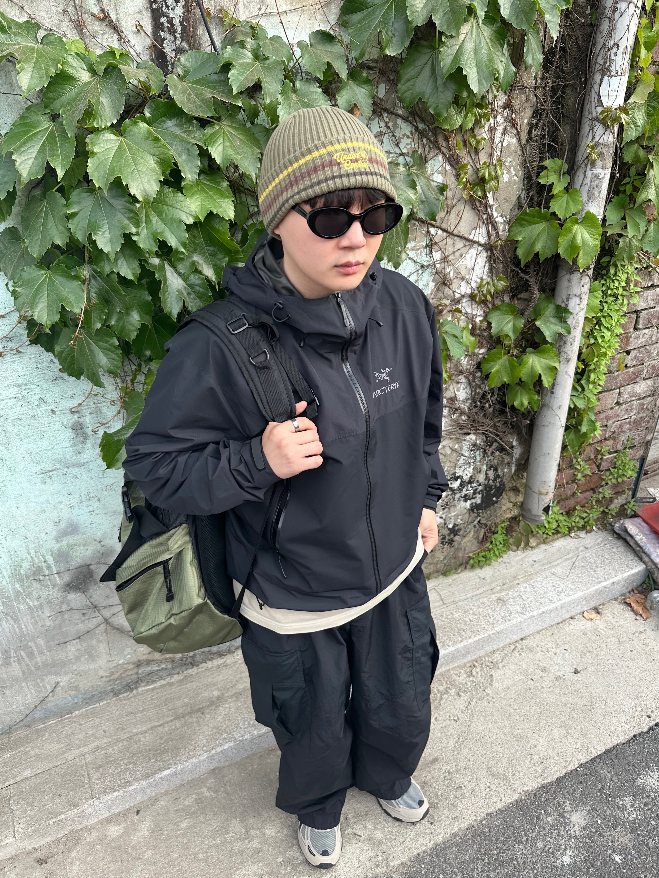 Arc'teryx Beta SL Hybrid Jacket Black, Asics Gel-Venture 6 Feather Grey Black 착용 스타일 - 3