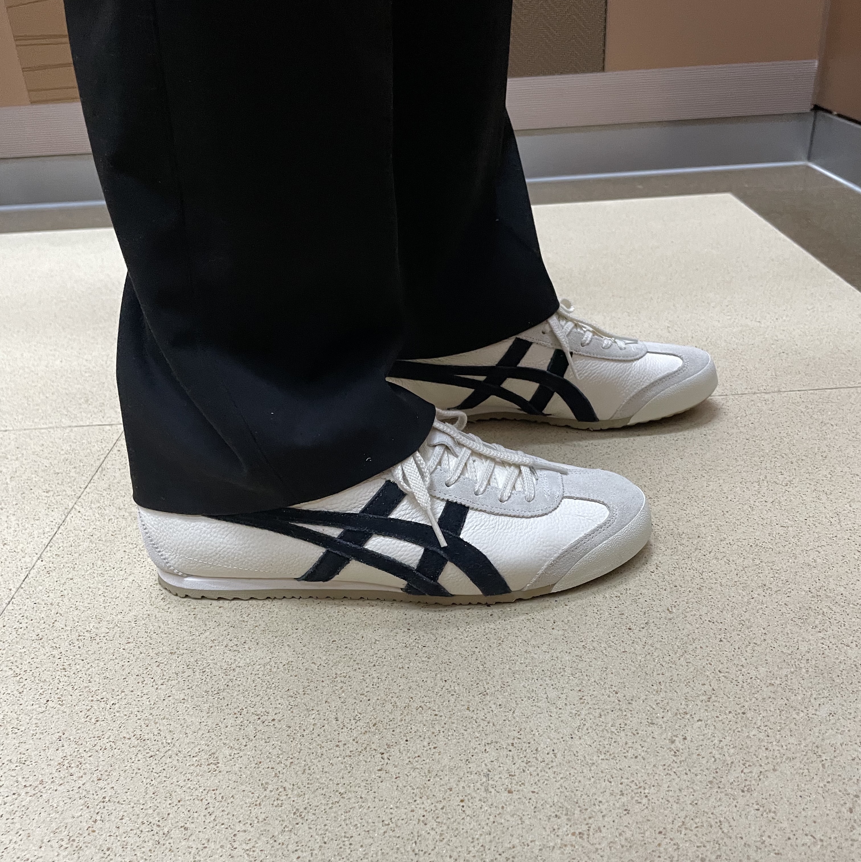 Onitsuka Tiger Mexico 66 Vintage White Black 착용 스타일 - 3