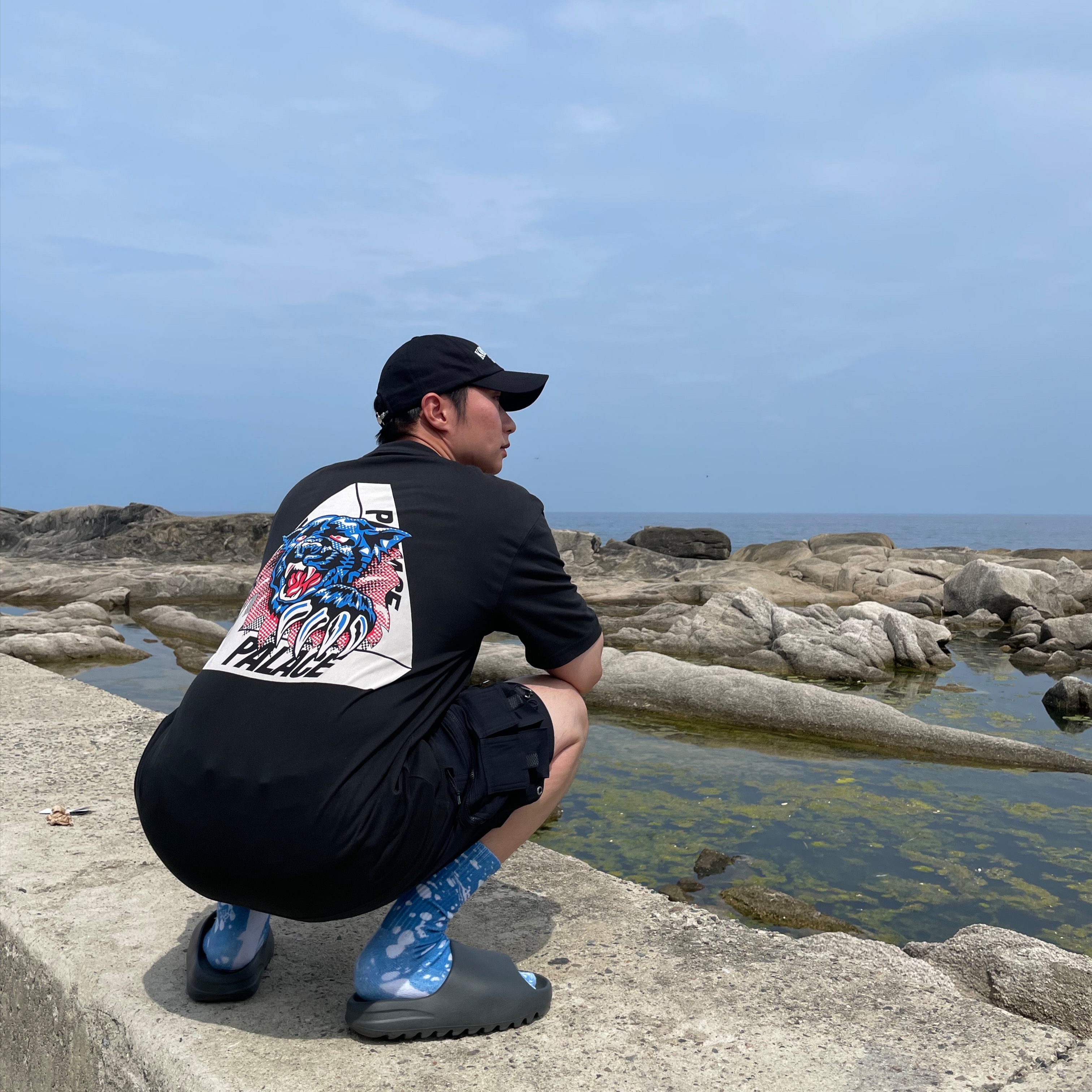 Palace Ripped T-Shirt Black - 19FW, Adidas Yeezy Slide Onyx 착용 스타일