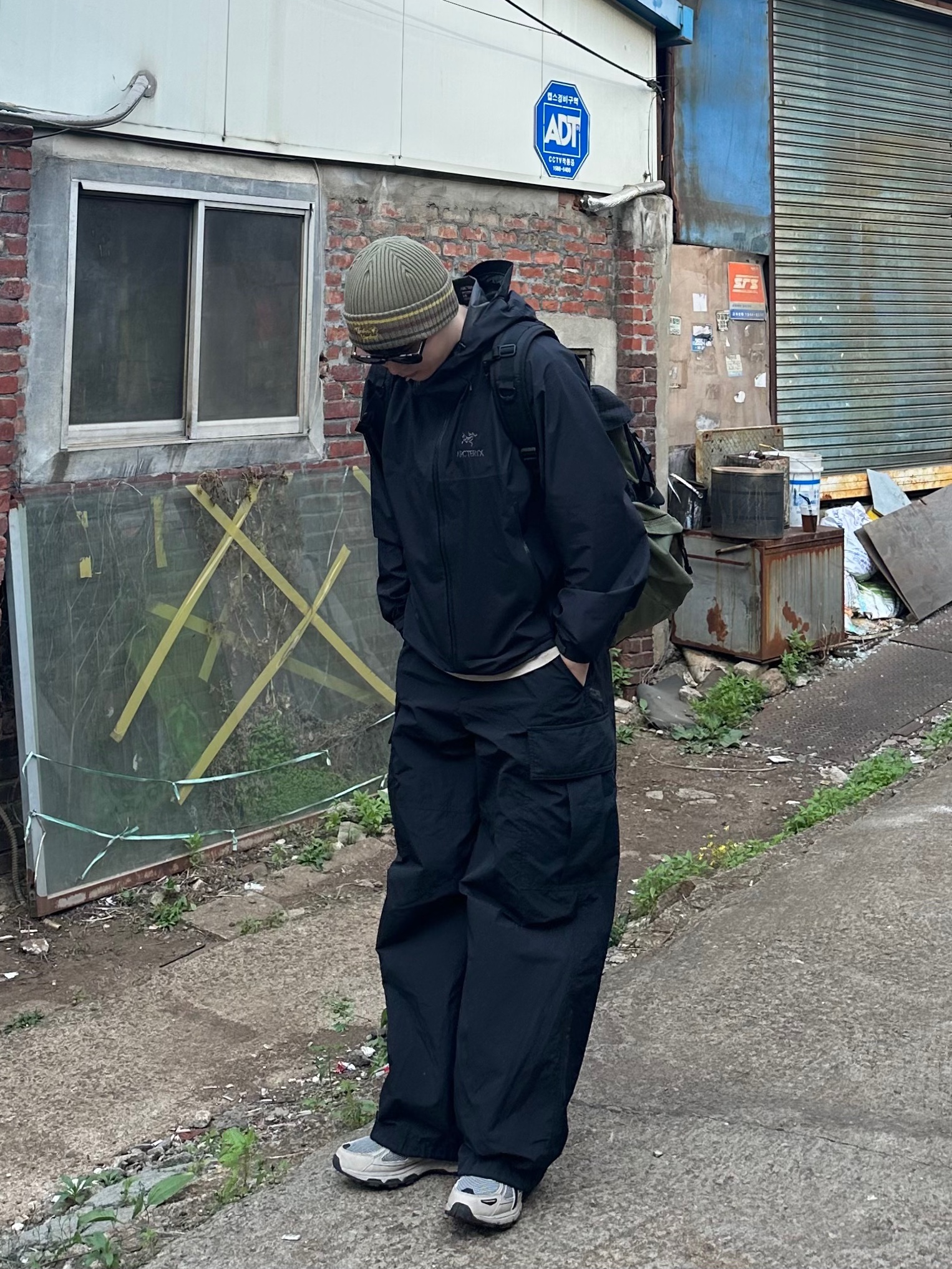 Arc'teryx Beta SL Hybrid Jacket Black, Asics Gel-Venture 6 Feather Grey Black 착용 스타일 - 4