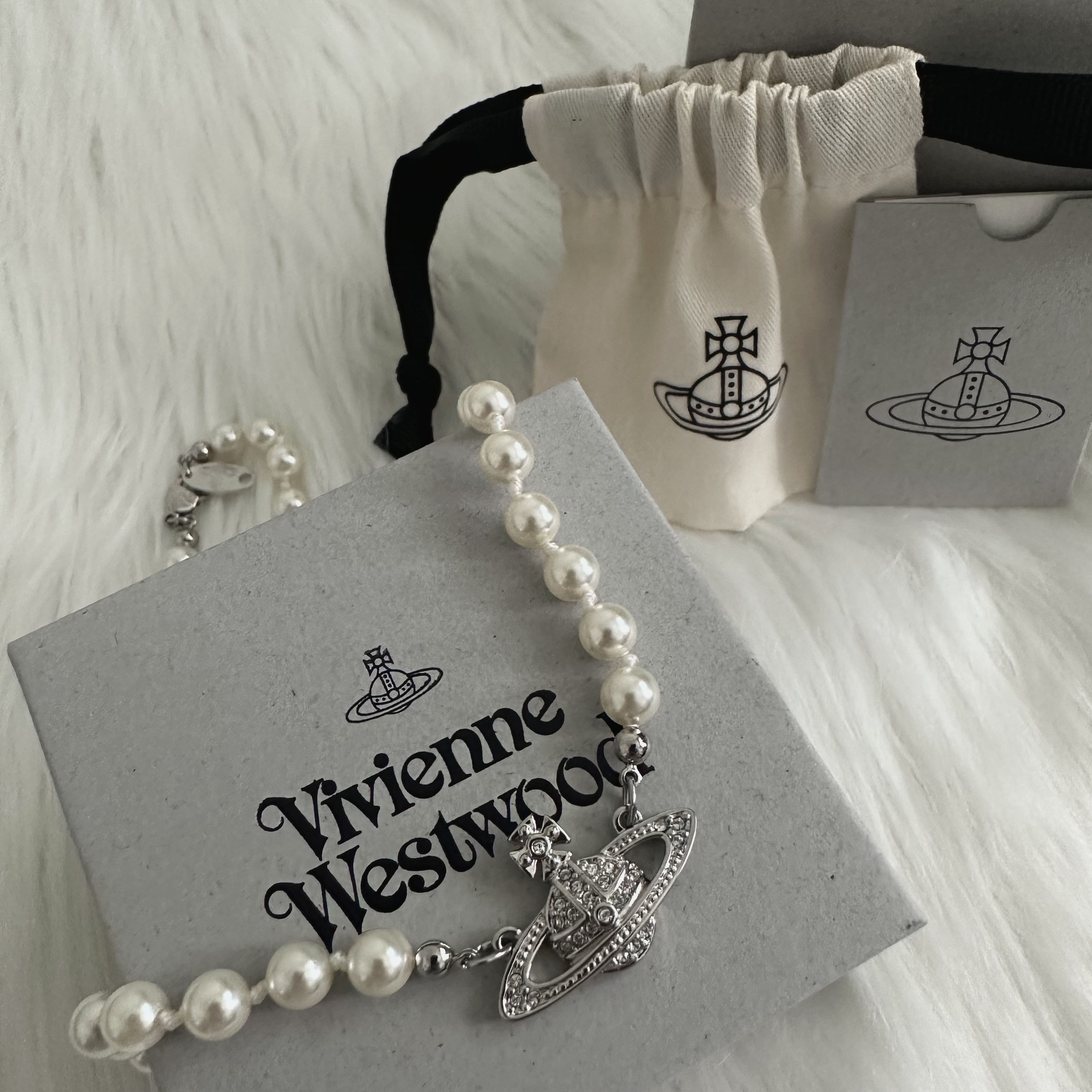 Vivienne Westwood Mini Bas Relief Choker Silver 착용 스타일
