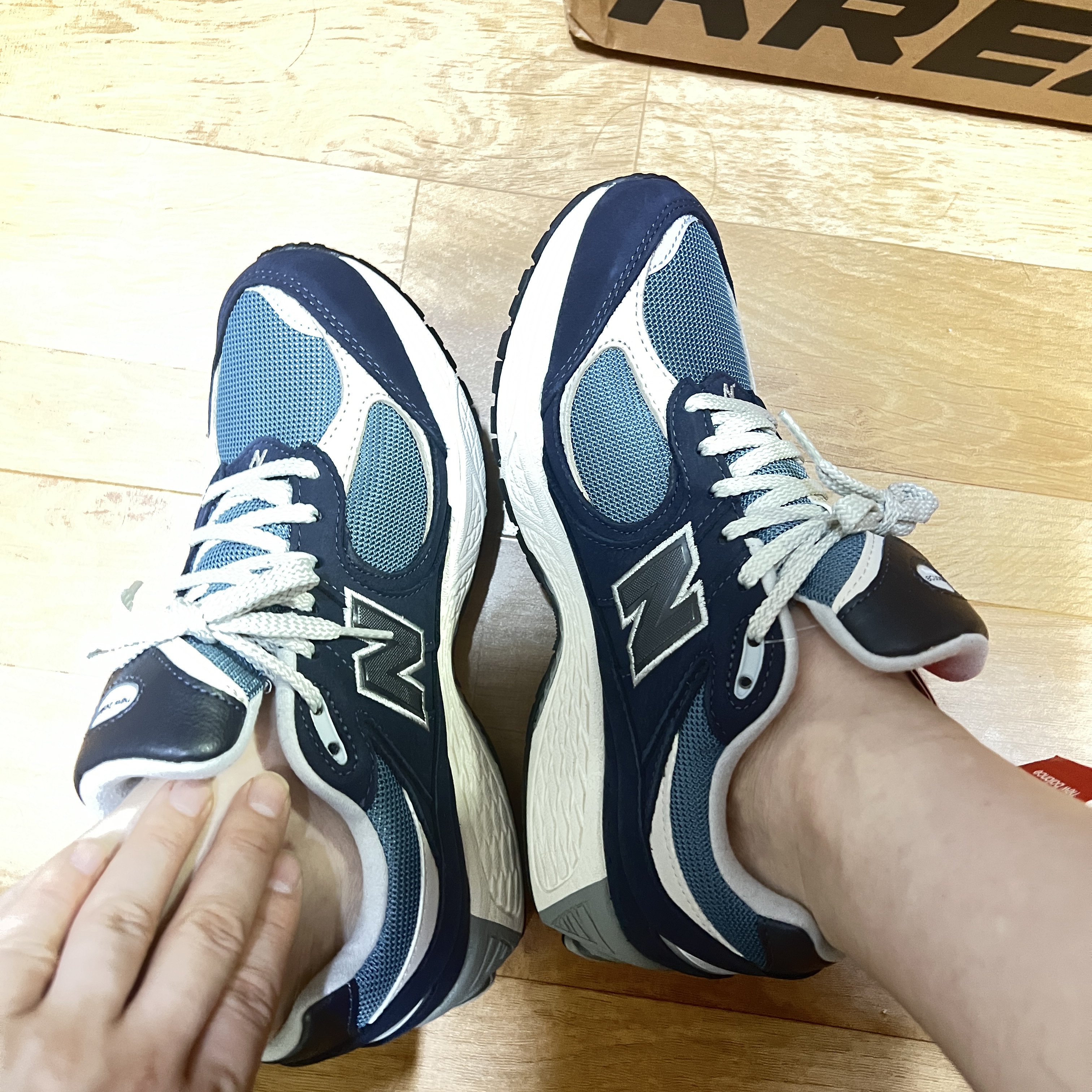 New Balance 2002R Dark Navy 착용 스타일 - 2