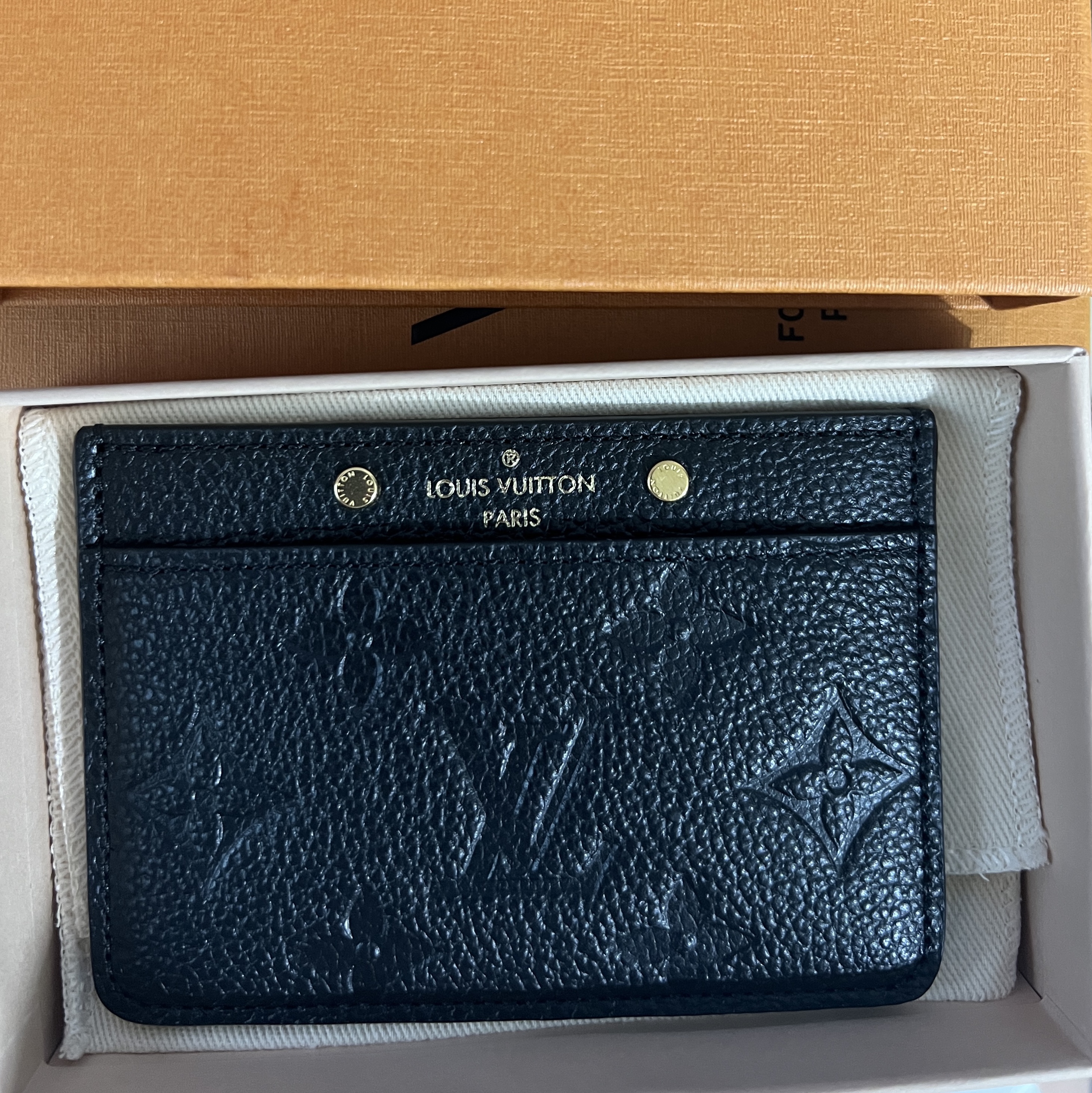 Louis Vuitton Card Holder Monogram Empreinte Black 착용 스타일