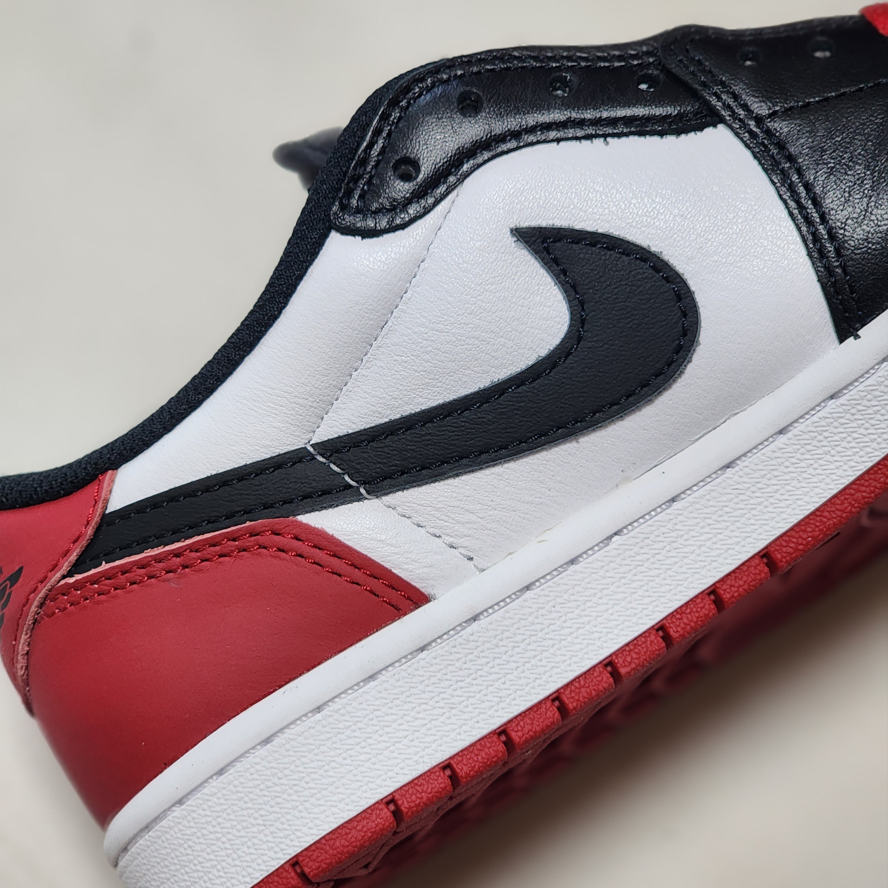 Jordan 1 Retro Low OG Black Toe 착용 스타일 - 4