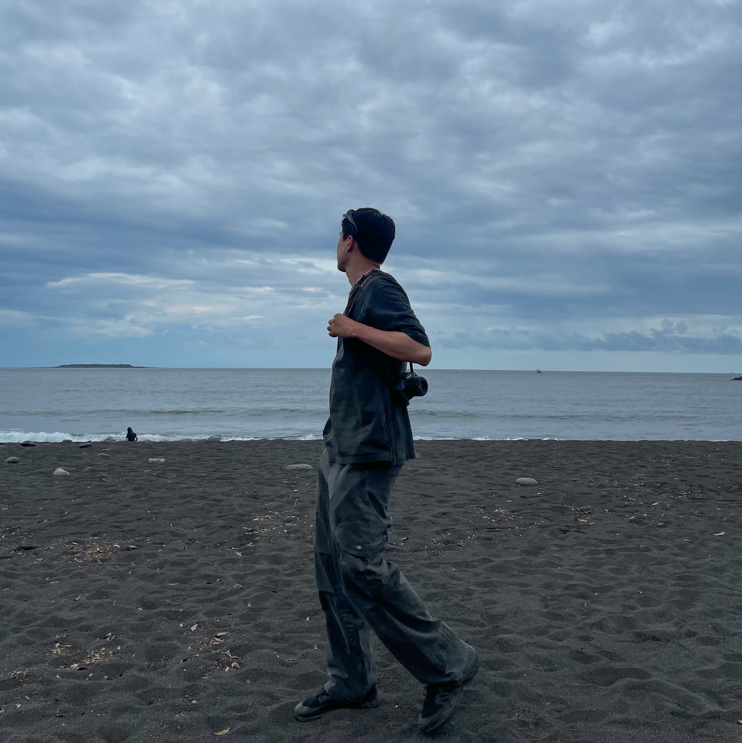 Ignota Core:5 Nexio Short Sleeve T-Shirt Charcoal, Ignota Core:5 Washed Cargo Pants Black 착용 스타일
