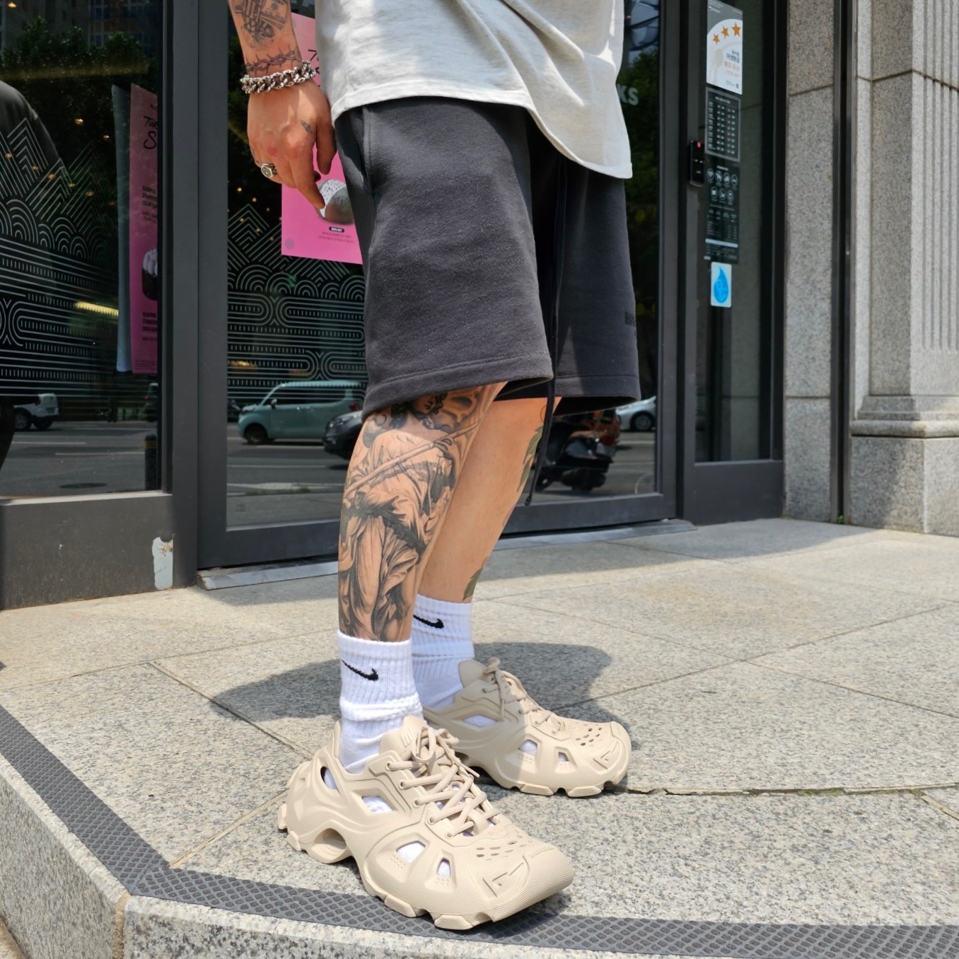 Balenciaga HD Lace-Up Sneakers Nude 착용 스타일