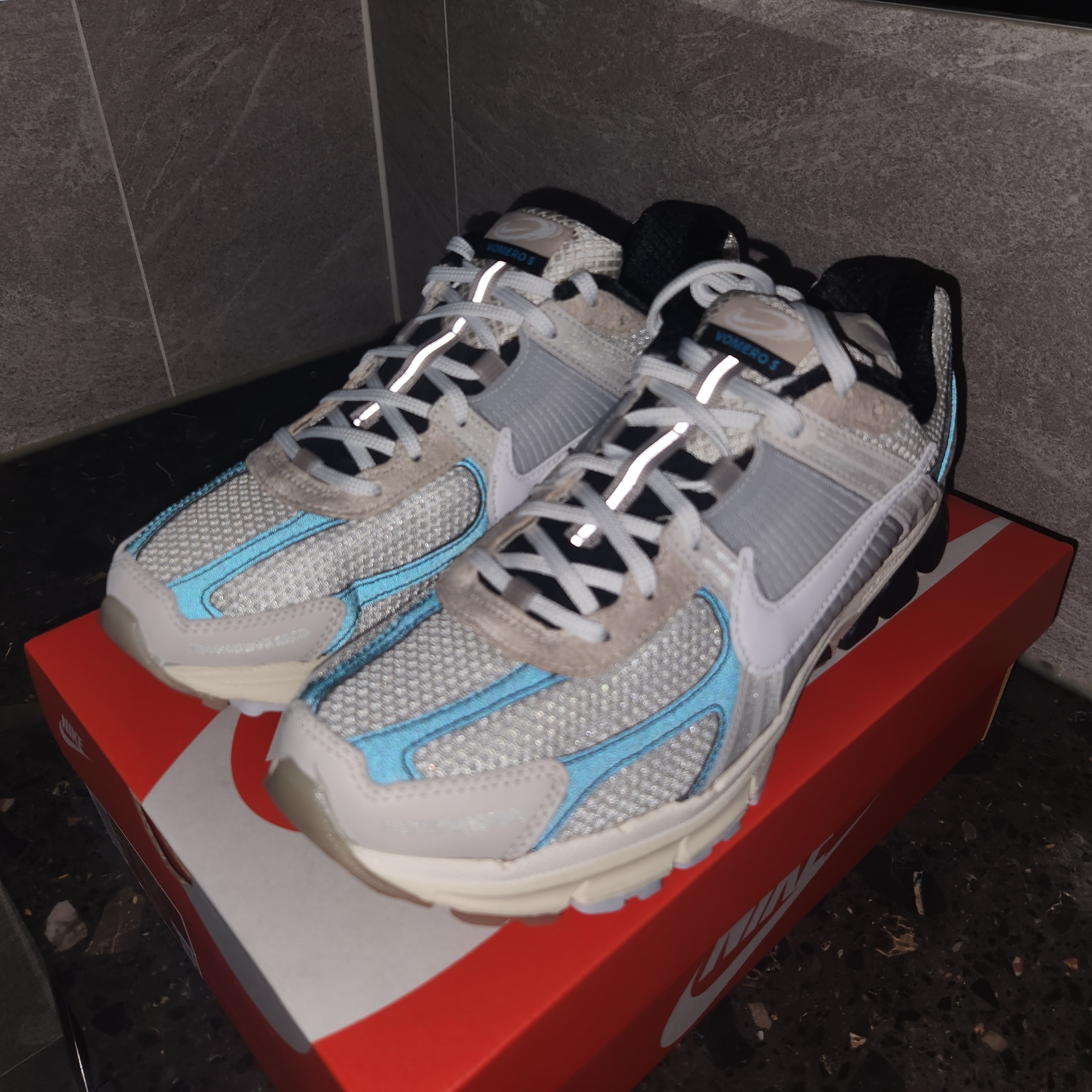 Nike Zoom Vomero 5 Light Bone and Black 착용 스타일 - 5