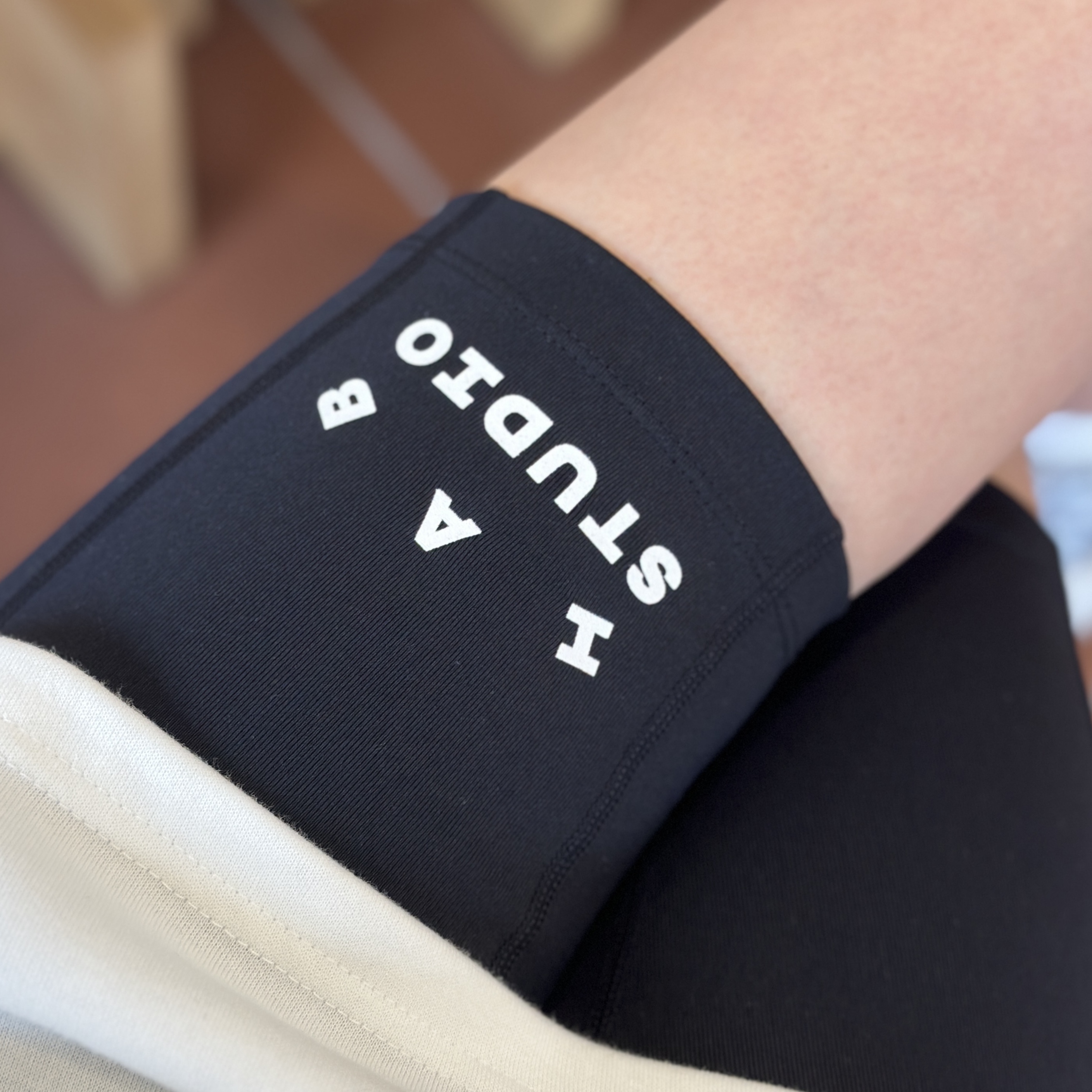 (W) IAB Studio Leggings Shorts Black - 23FW 착용 스타일 - 3
