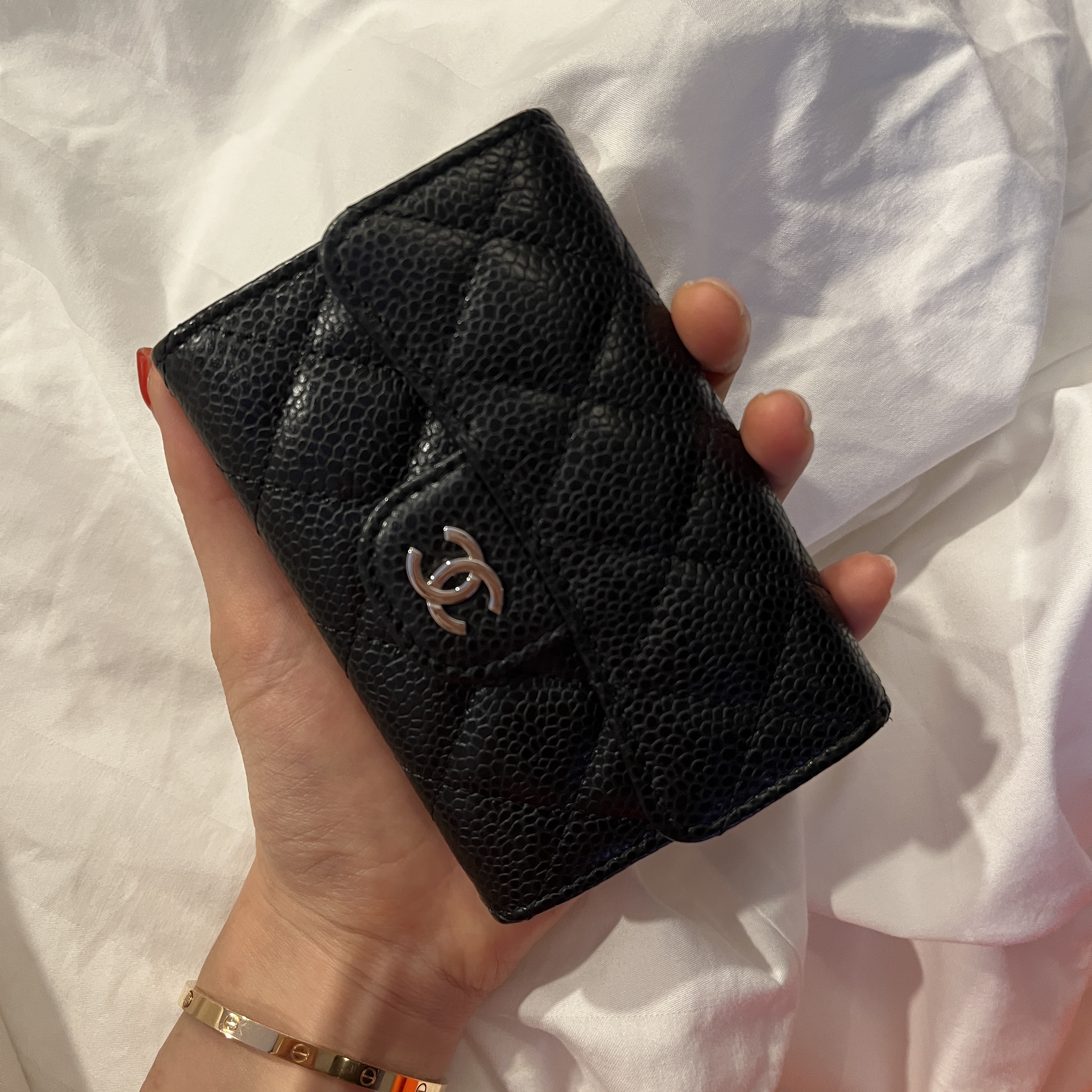 Chanel Classic Card Holder Grained Calfskin & Silver Black 착용 스타일 - 2