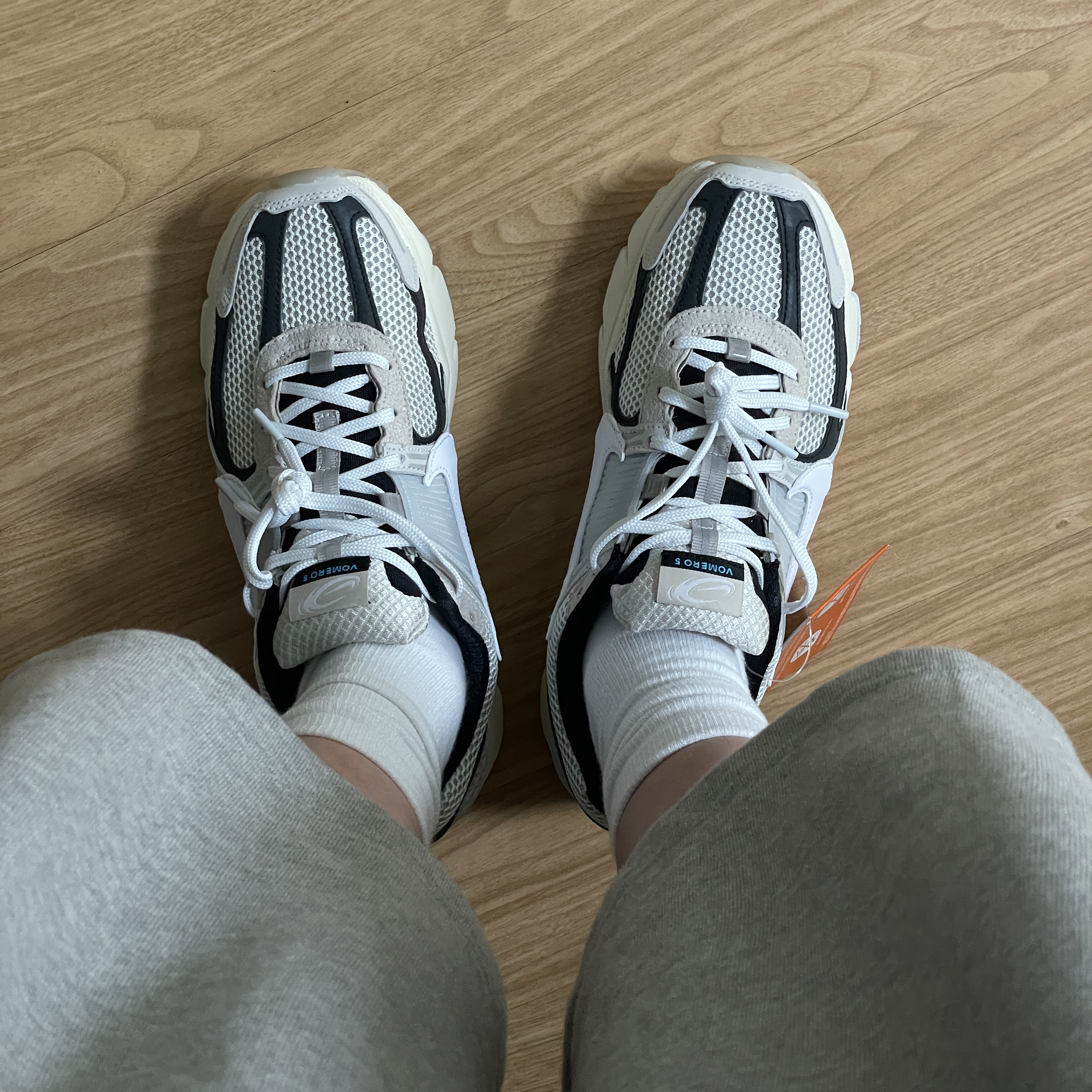 Nike Zoom Vomero 5 Light Bone and Black 착용 스타일 - 2