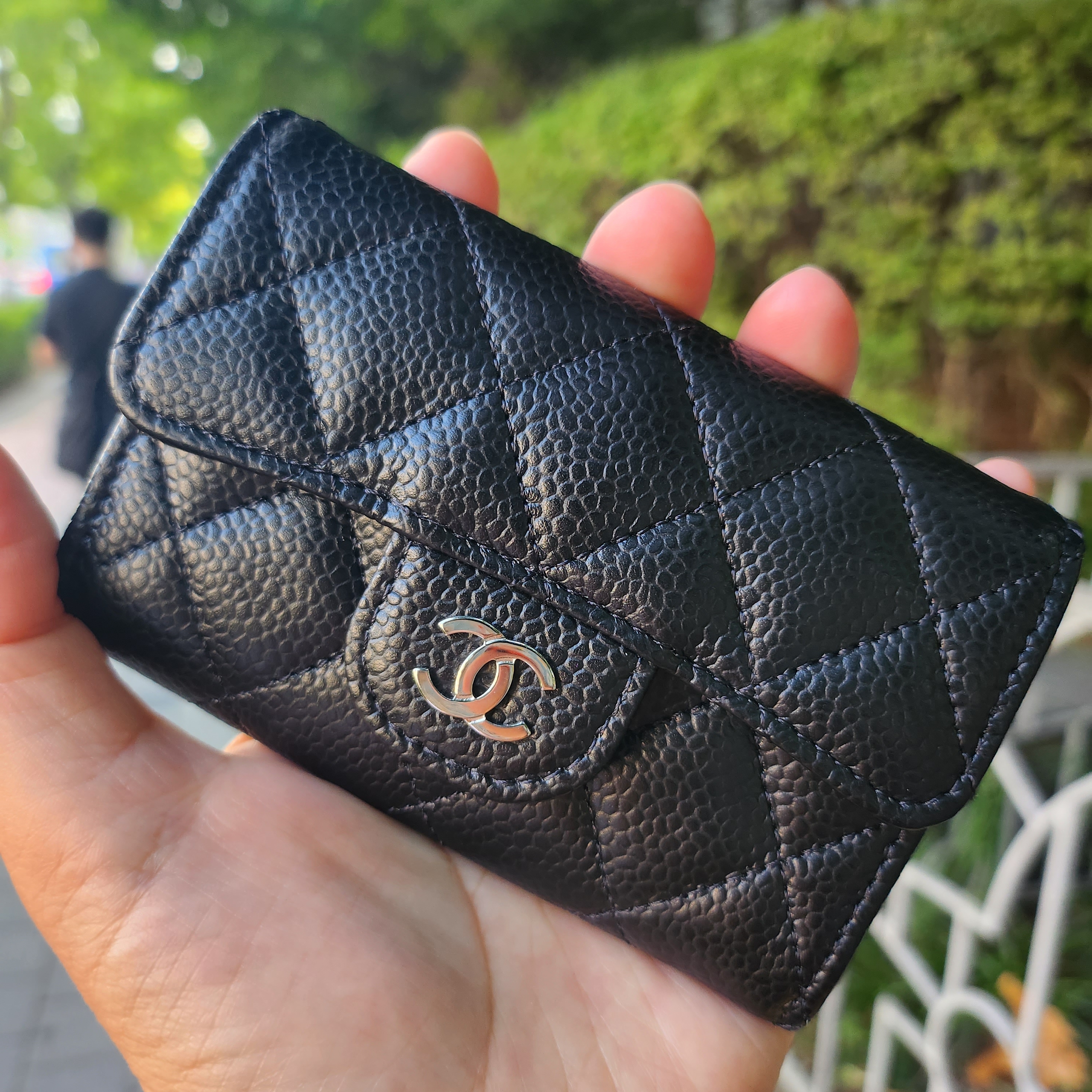 Chanel Classic Card Holder Grained Calfskin & Silver Black 착용 스타일 - 1